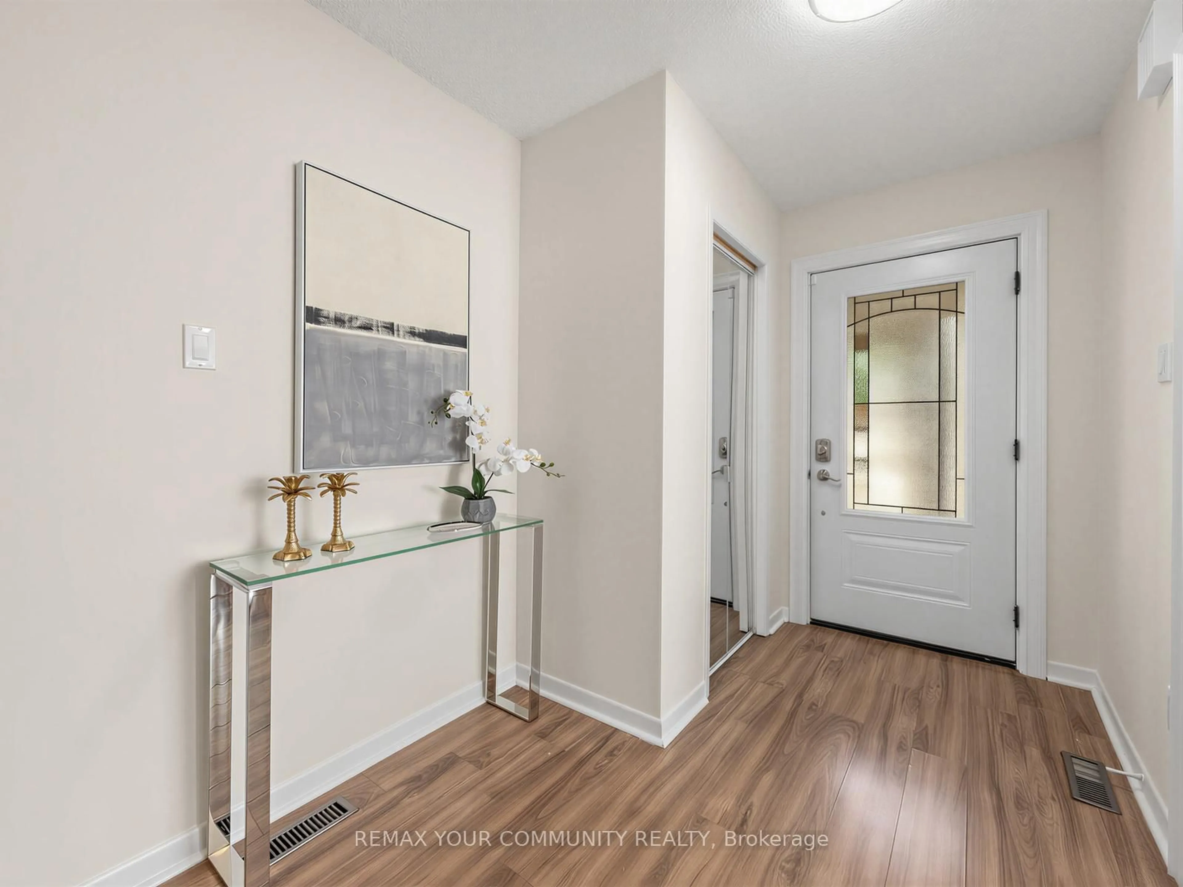 Indoor entryway for 205 Glen Hill Dr, Whitby Ontario L1N 7J5