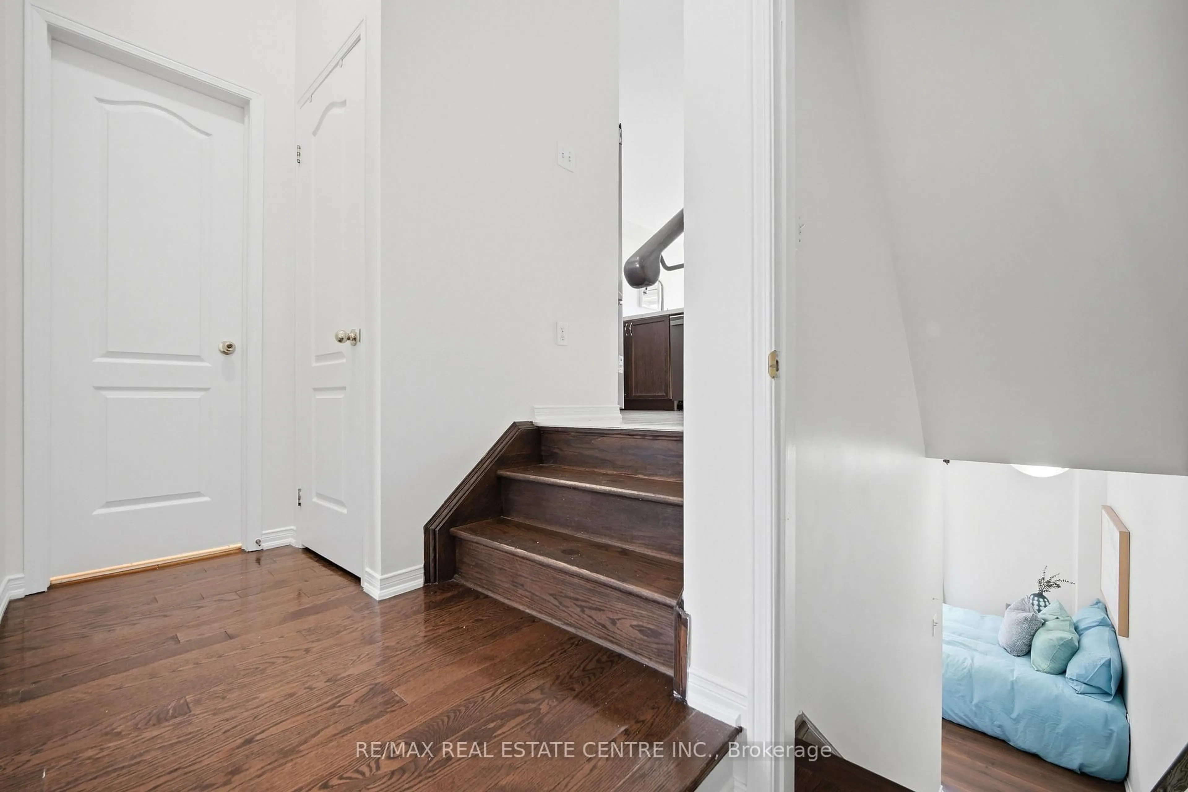 Indoor entryway for 47 Martinworth Lane, Ajax Ontario L1Z 0L1