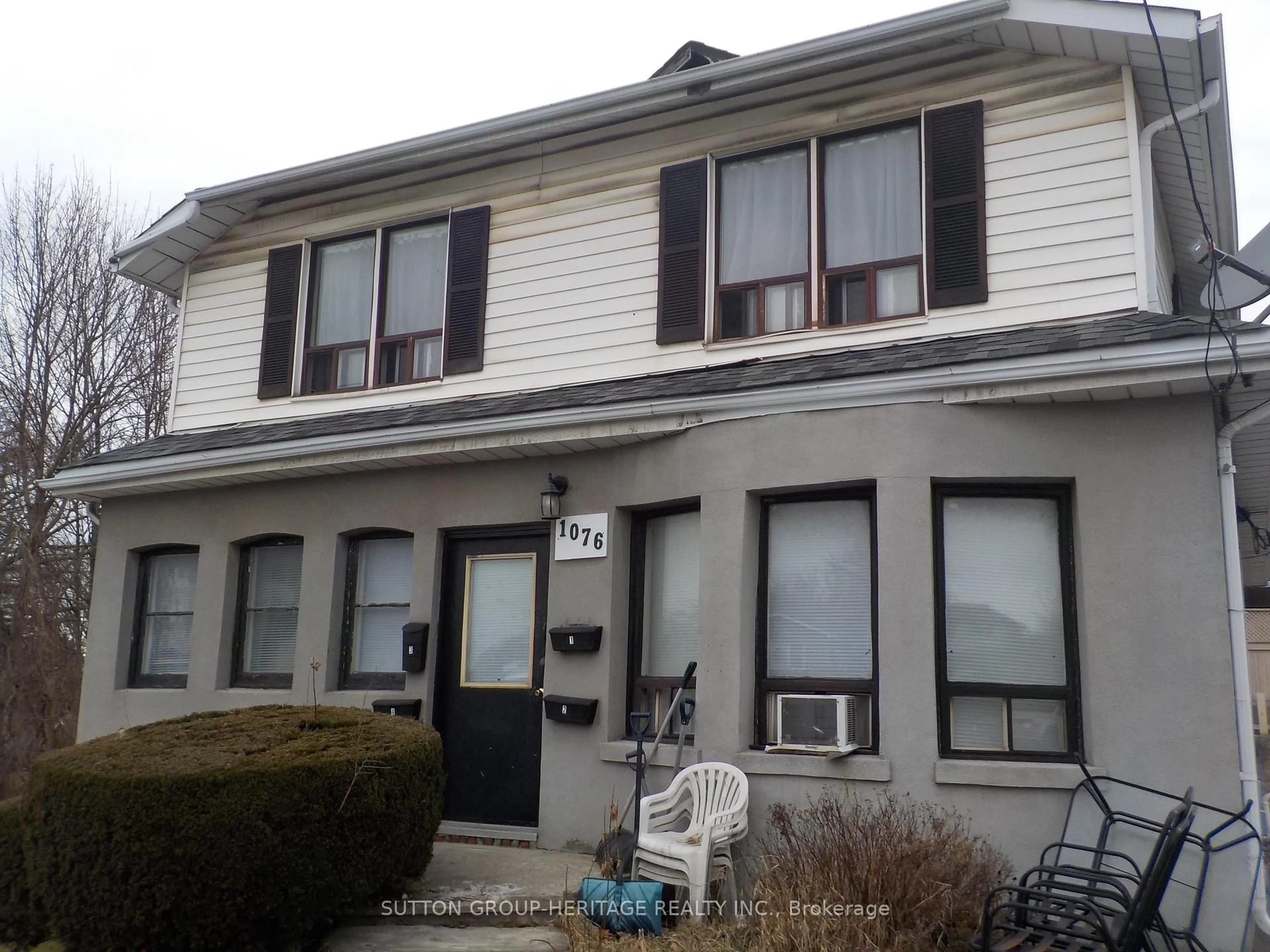 Home with vinyl exterior material, building for 1076 King St, Oshawa Ontario L1H 1H5