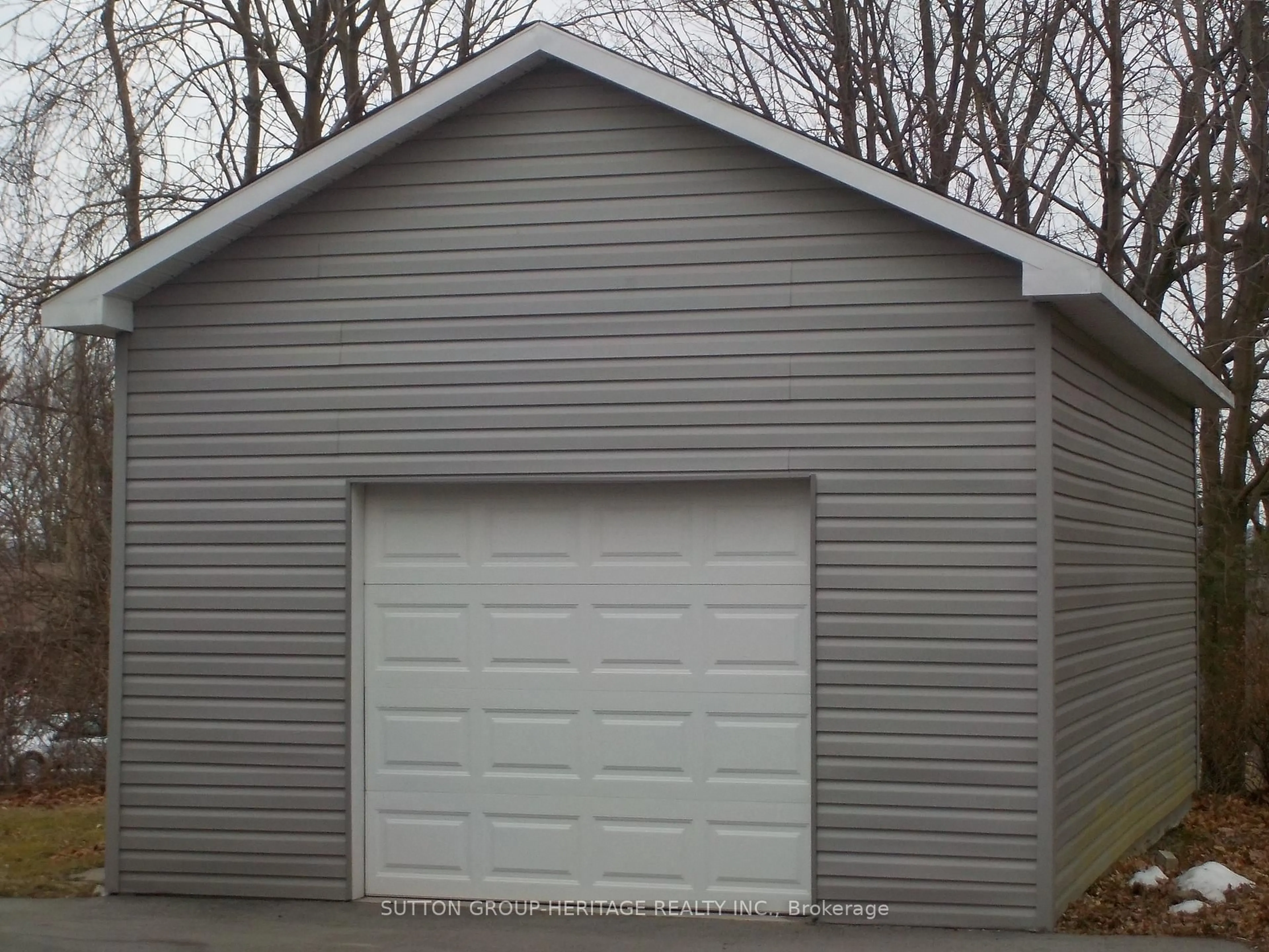 Indoor garage for 1076 King St, Oshawa Ontario L1H 1H5
