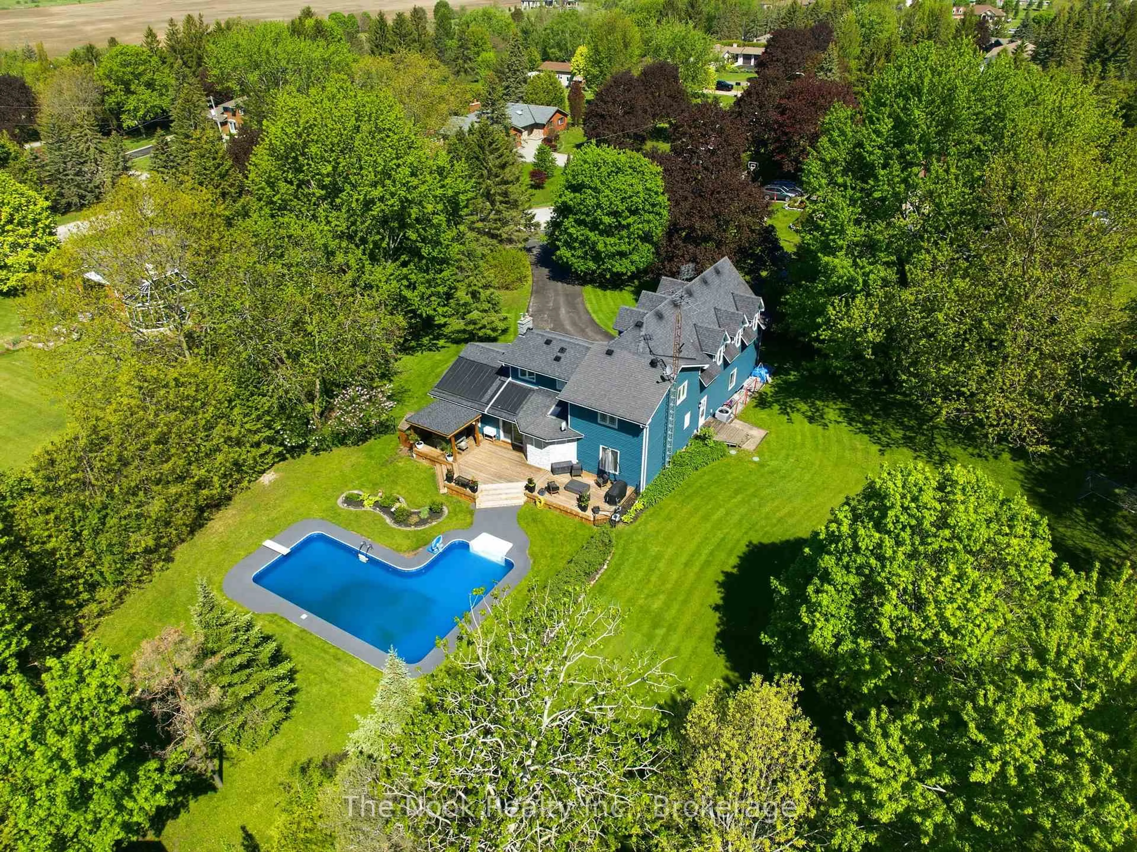 A pic from outside/outdoor area/front of a property/back of a property/a pic from drone, unknown for 15 Hillside Dr, Clarington Ontario L0B 1J0