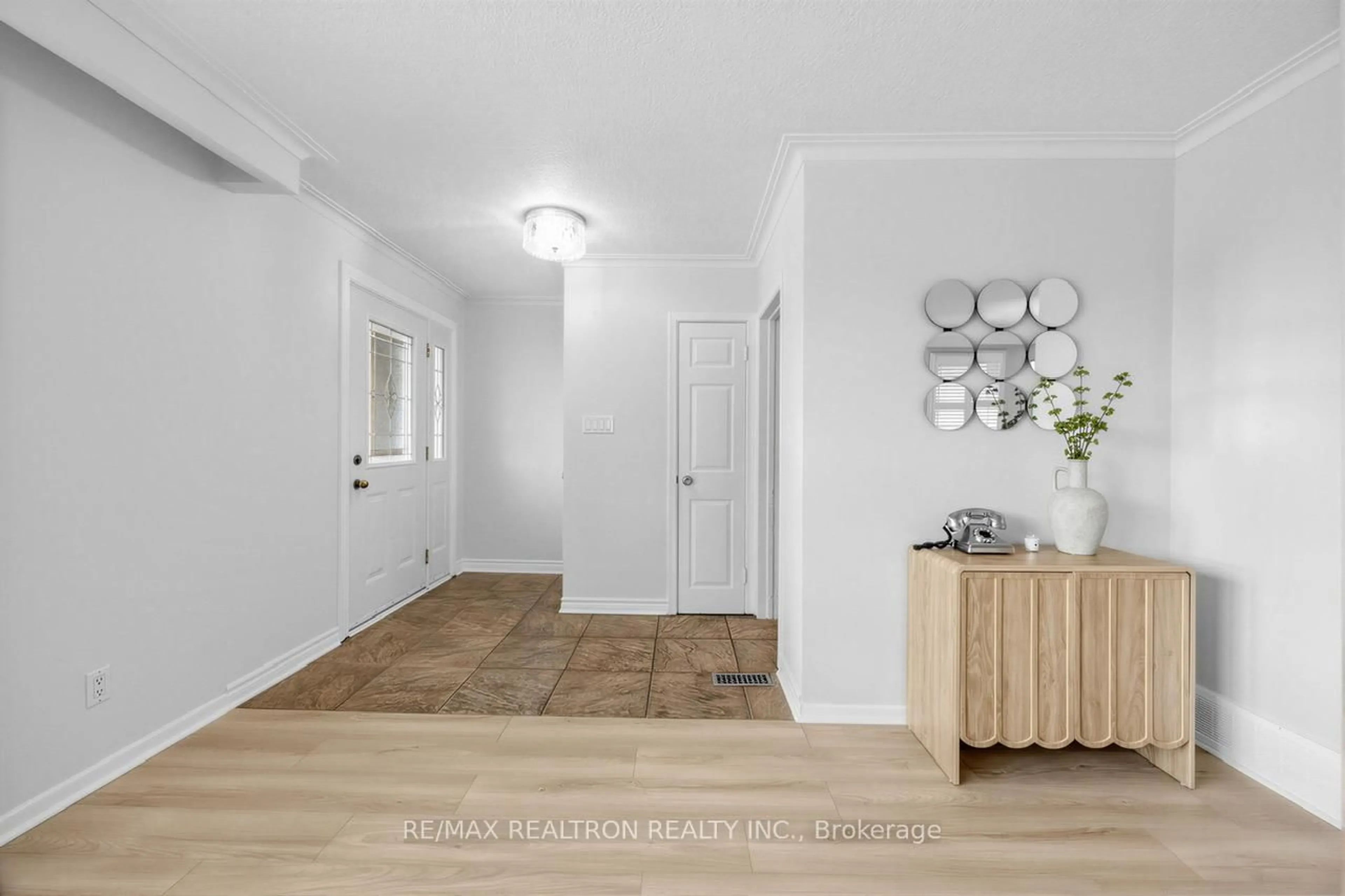 Indoor entryway for 34 Marilake Dr, Toronto Ontario M1S 1V7