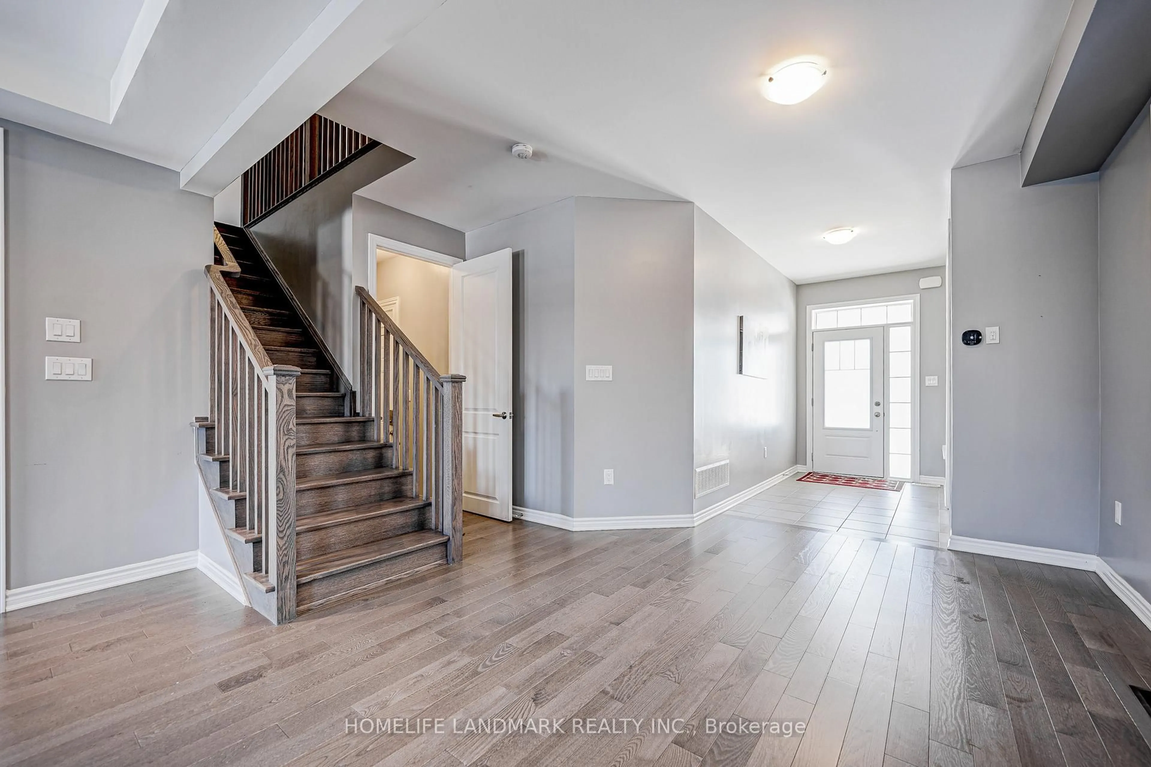 Indoor entryway for 106 Barkerville Dr, Whitby Ontario L1P 0L8
