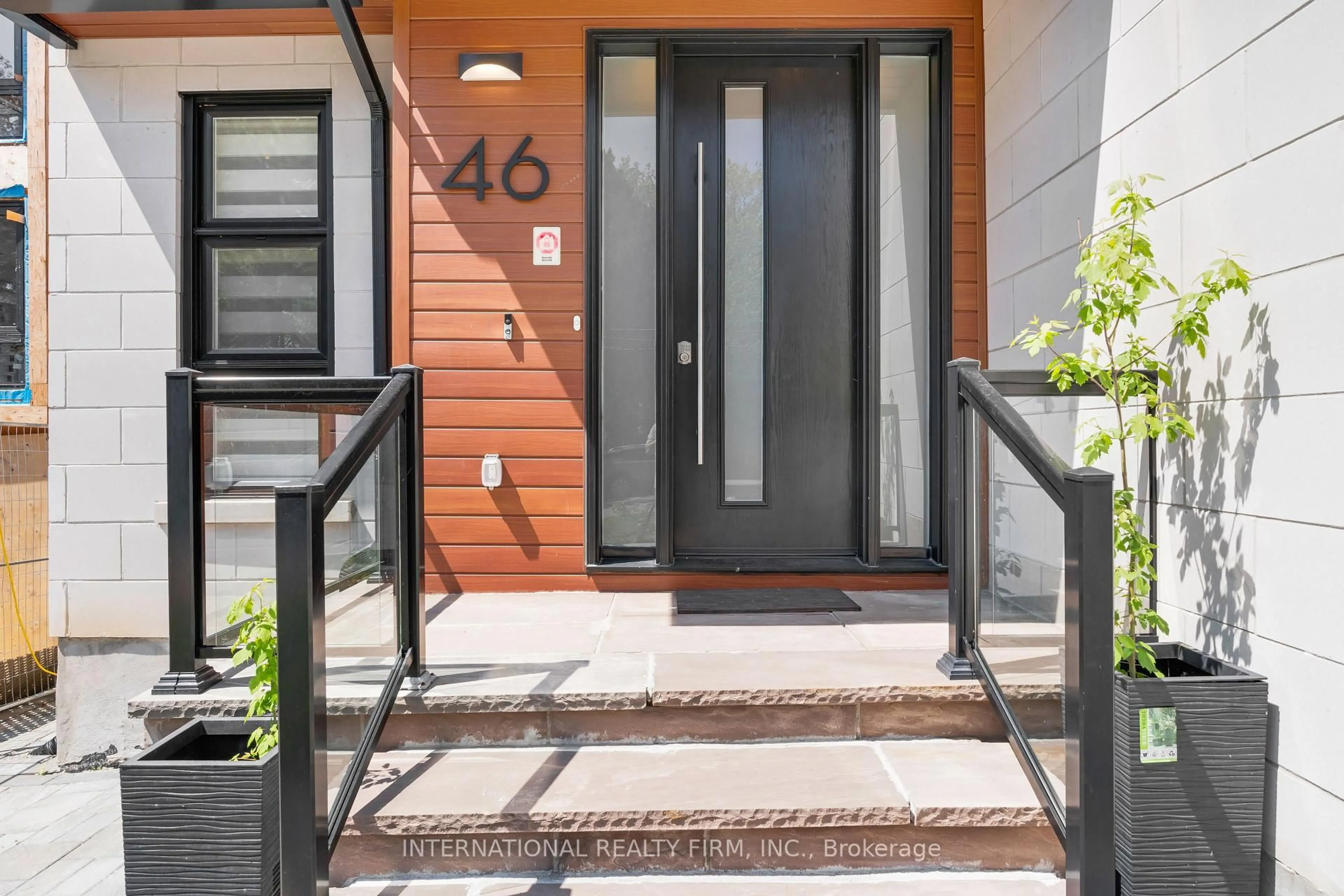 Indoor entryway for 46 Sunnypoint Cres, Toronto Ontario M1M 1B9