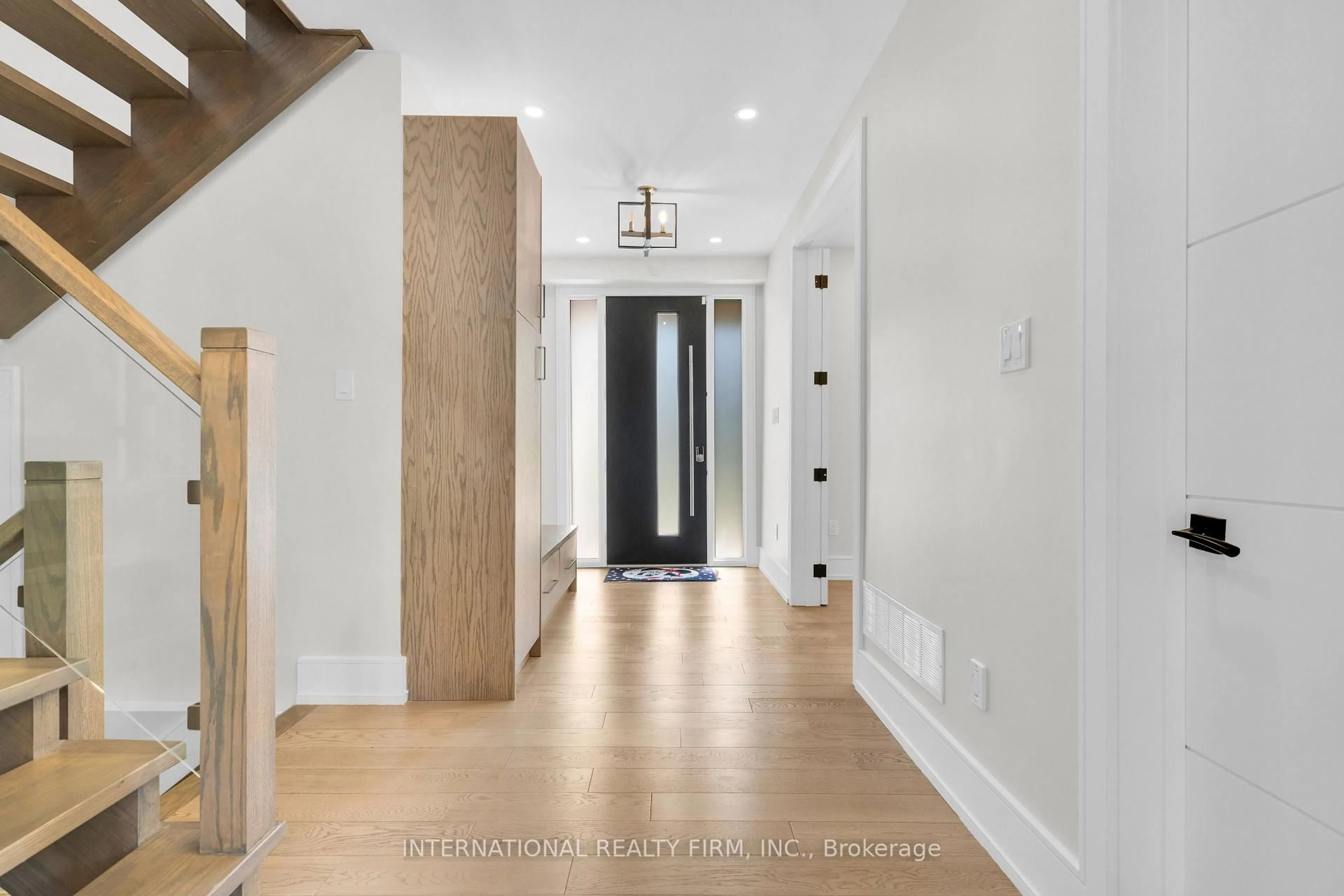 Indoor entryway for 46 Sunnypoint Cres, Toronto Ontario M1M 1B9