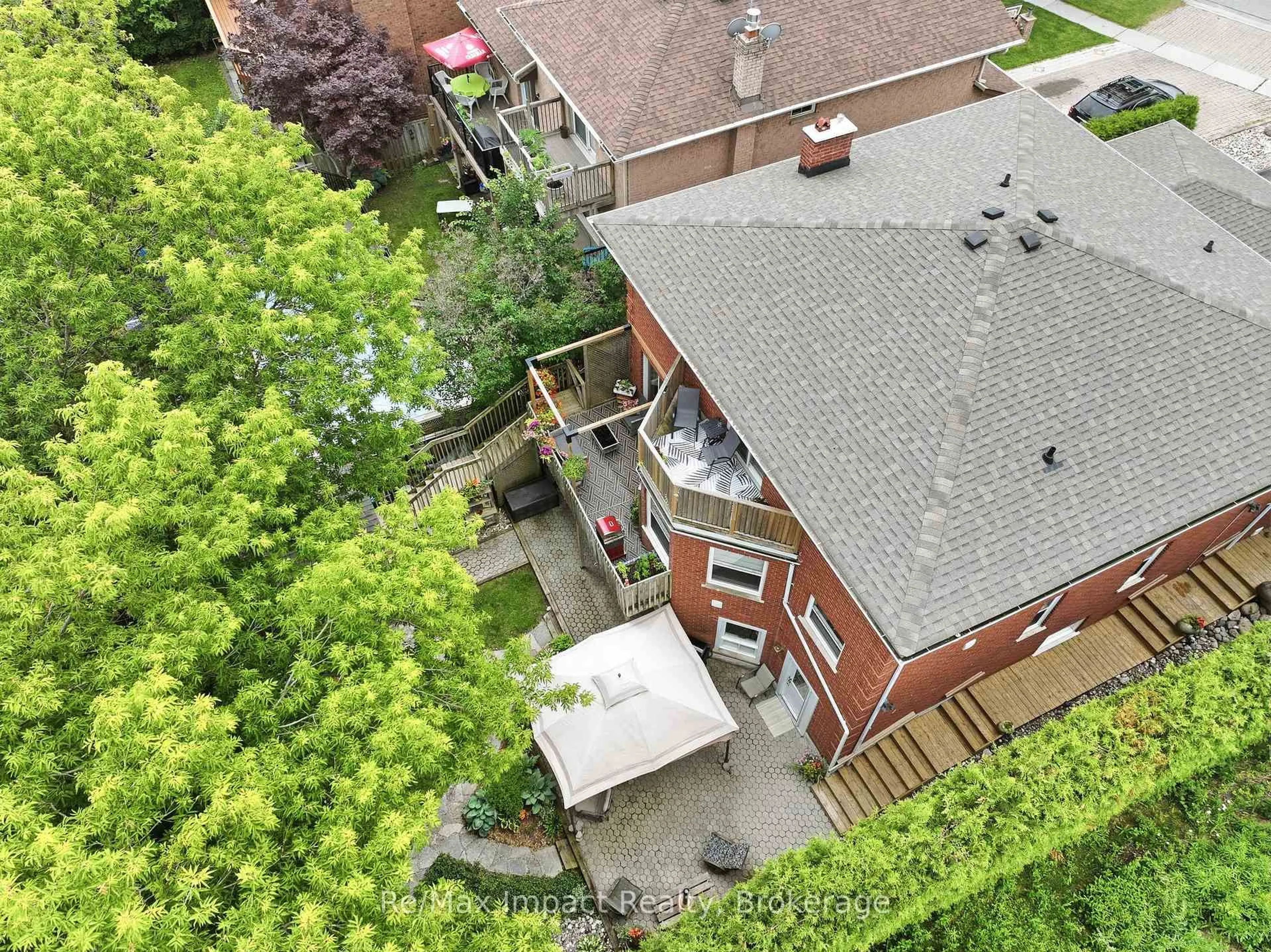 A pic from outside/outdoor area/front of a property/back of a property/a pic from drone, city buildings view from balcony for 293 Blue Heron Dr, Oshawa Ontario L1G 6X7