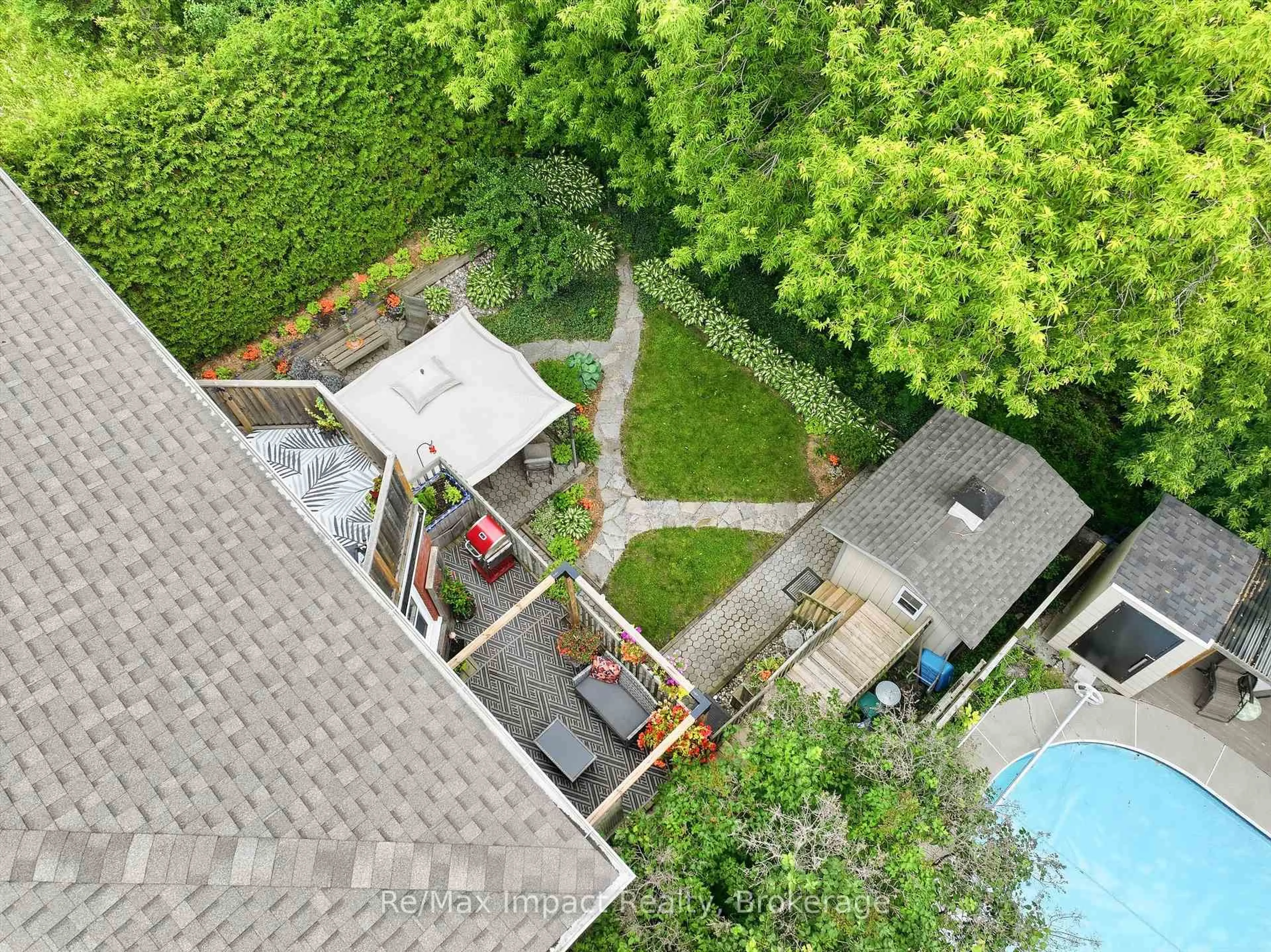 A pic from outside/outdoor area/front of a property/back of a property/a pic from drone, city buildings view from balcony for 293 Blue Heron Dr, Oshawa Ontario L1G 6X7