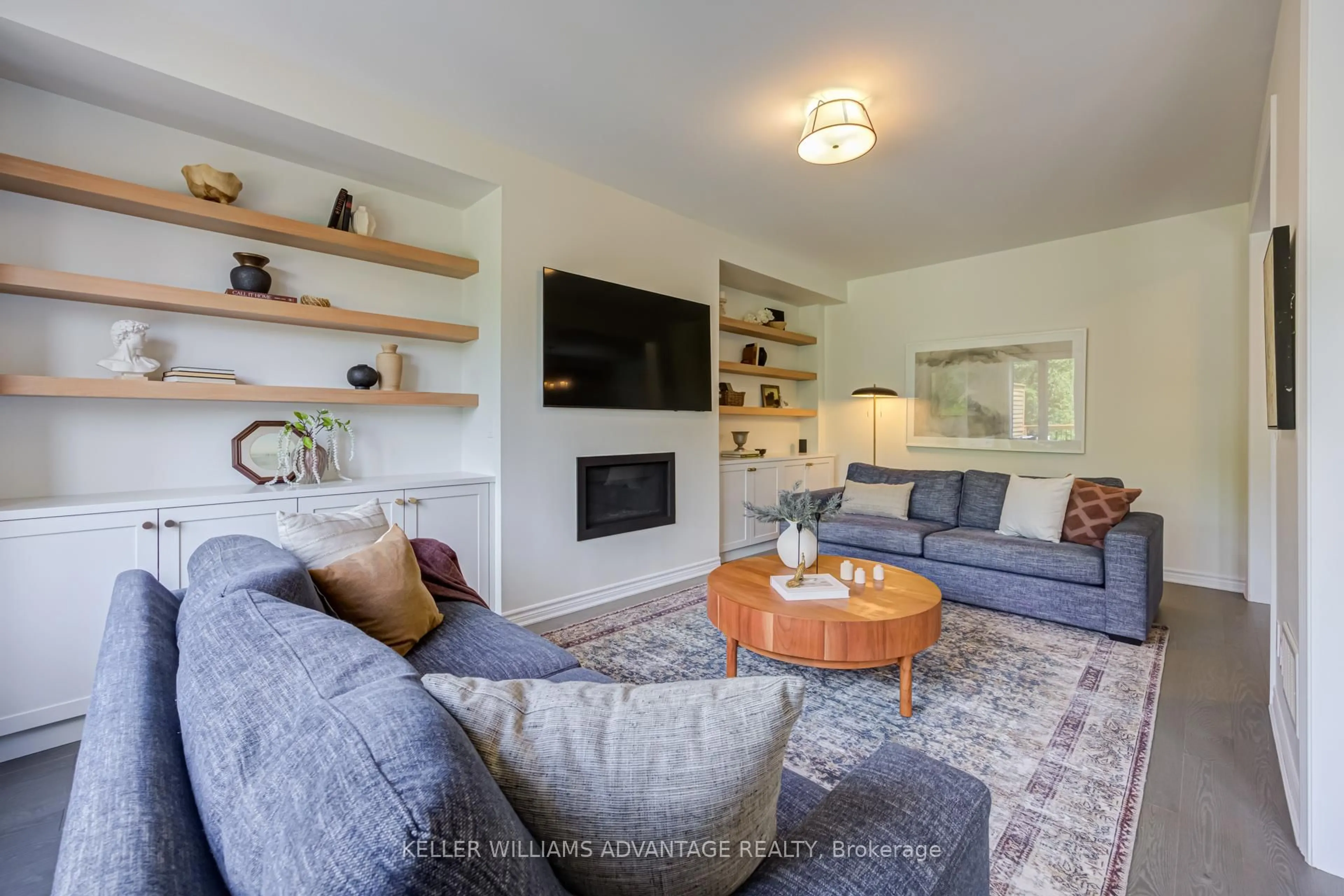 Living room with furniture, unknown for 46 Sutcliffe Dr, Whitby Ontario L1R 0R1