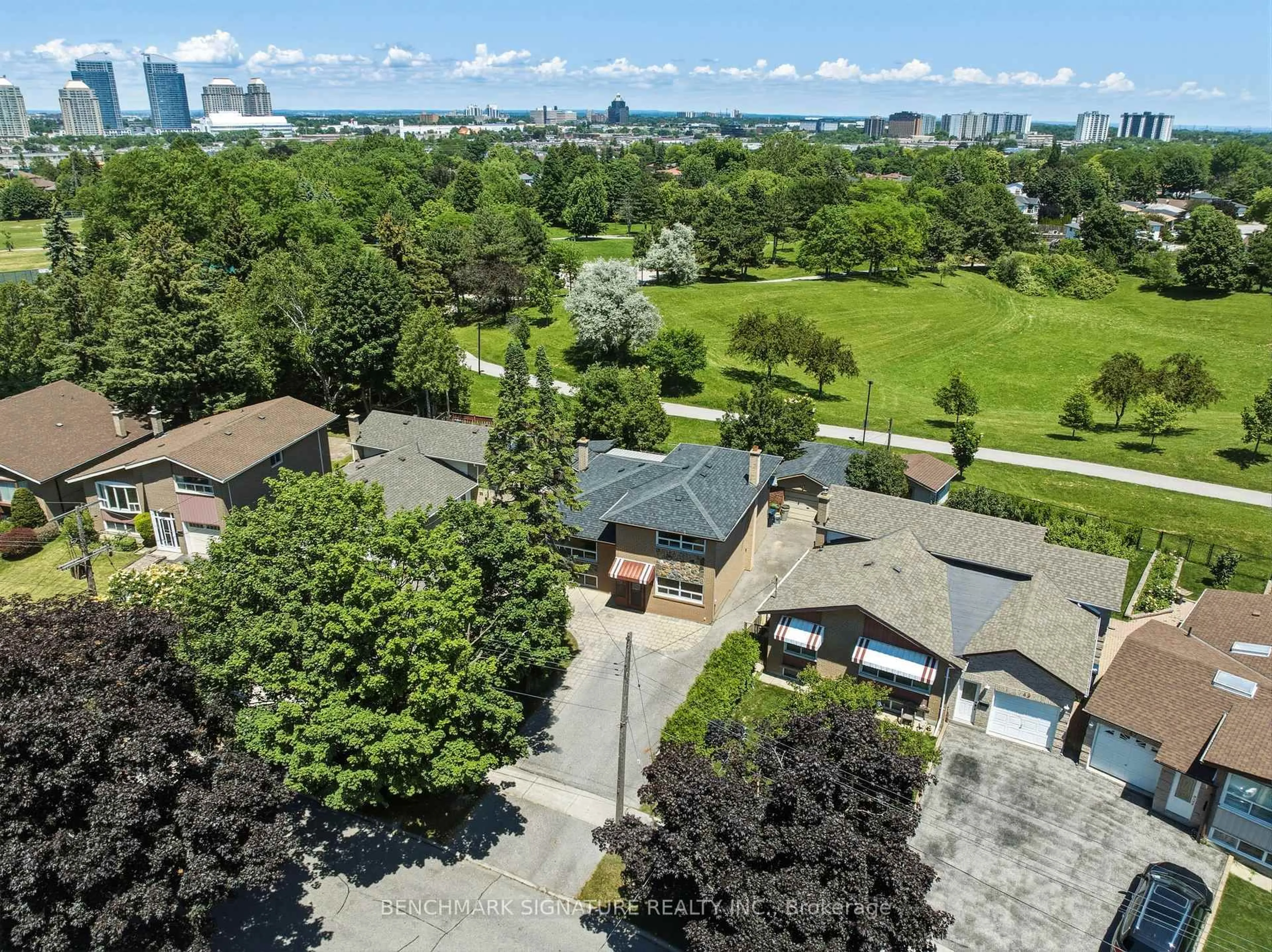 A pic from outside/outdoor area/front of a property/back of a property/a pic from drone, city buildings view from balcony for 51 Baybrook Cres, Toronto Ontario M1H 2R7