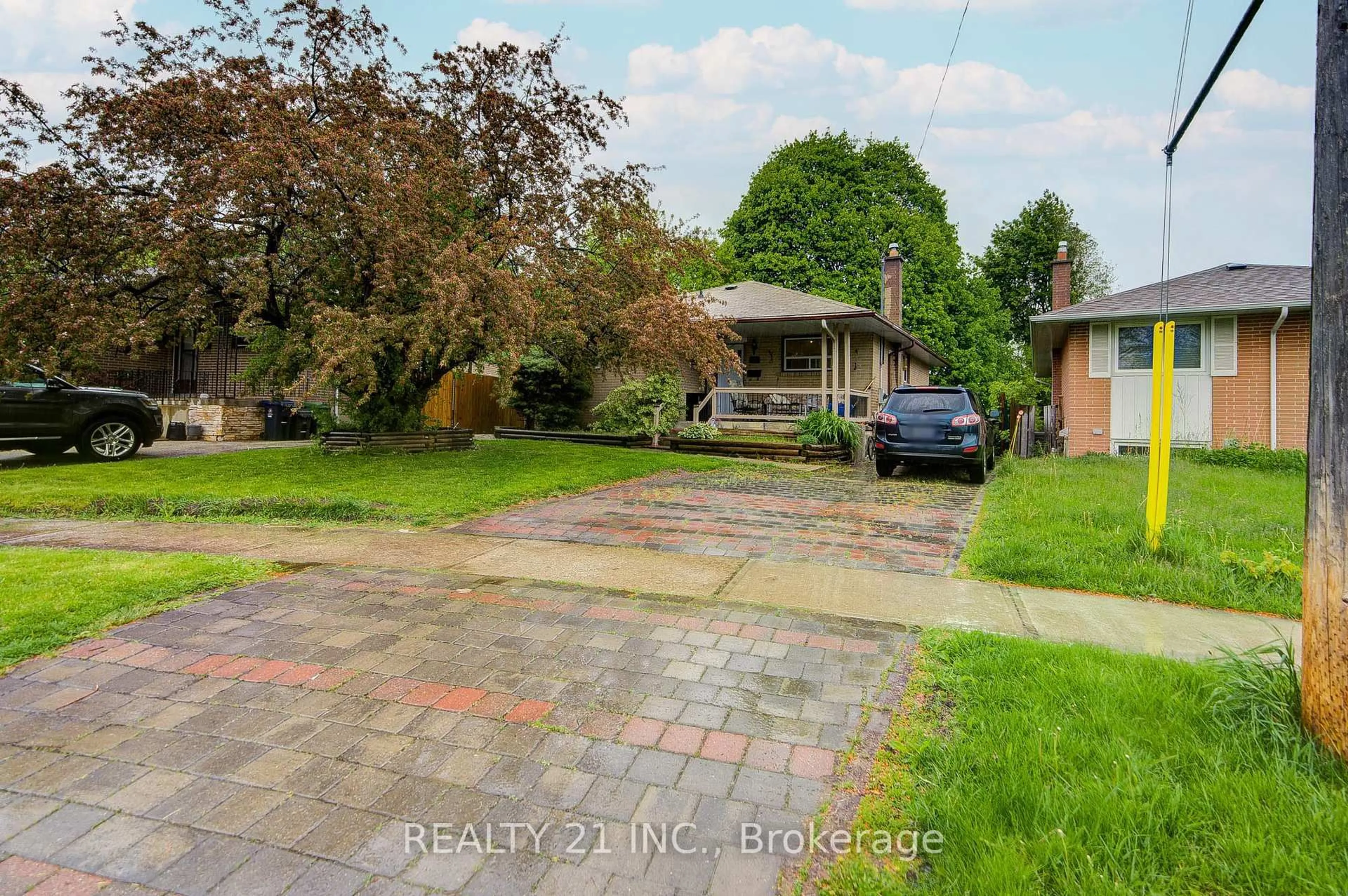A pic from outside/outdoor area/front of a property/back of a property/a pic from drone, street for 44 Sundance Cres, Toronto Ontario M1G 2M2