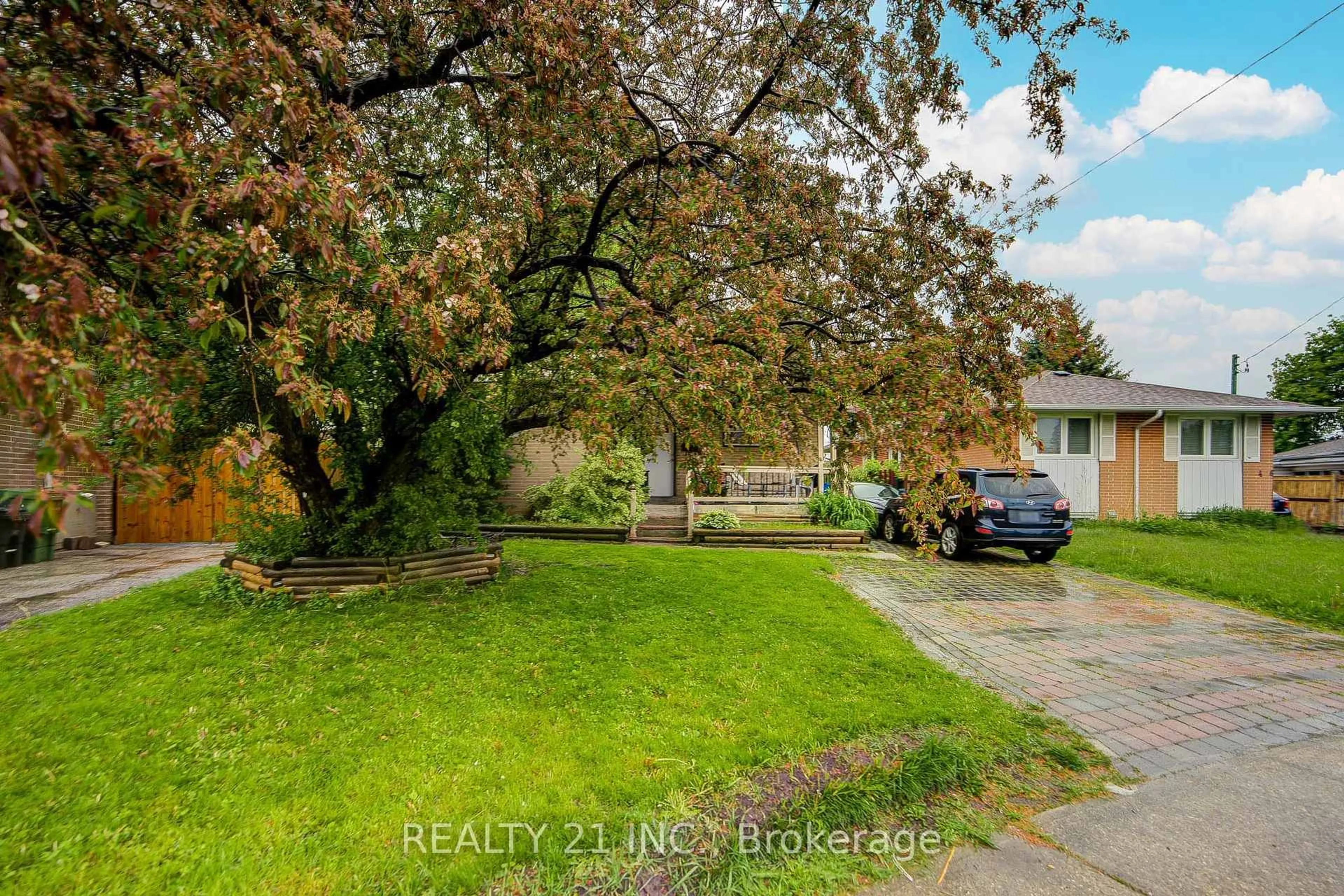 A pic from outside/outdoor area/front of a property/back of a property/a pic from drone, street for 44 Sundance Cres, Toronto Ontario M1G 2M2