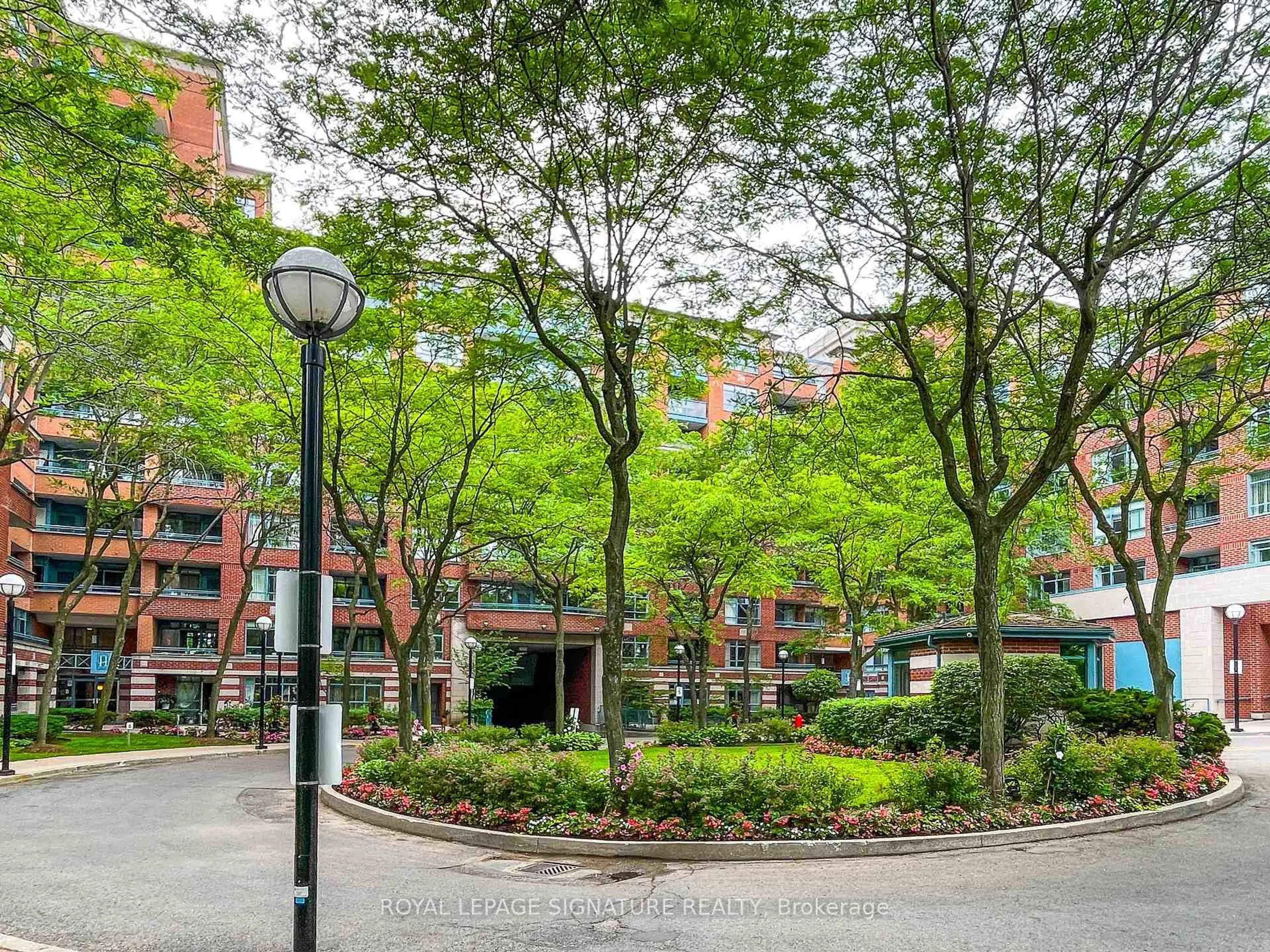Patio, street for 1091 Kingston Rd #614, Toronto Ontario M1N 4E5