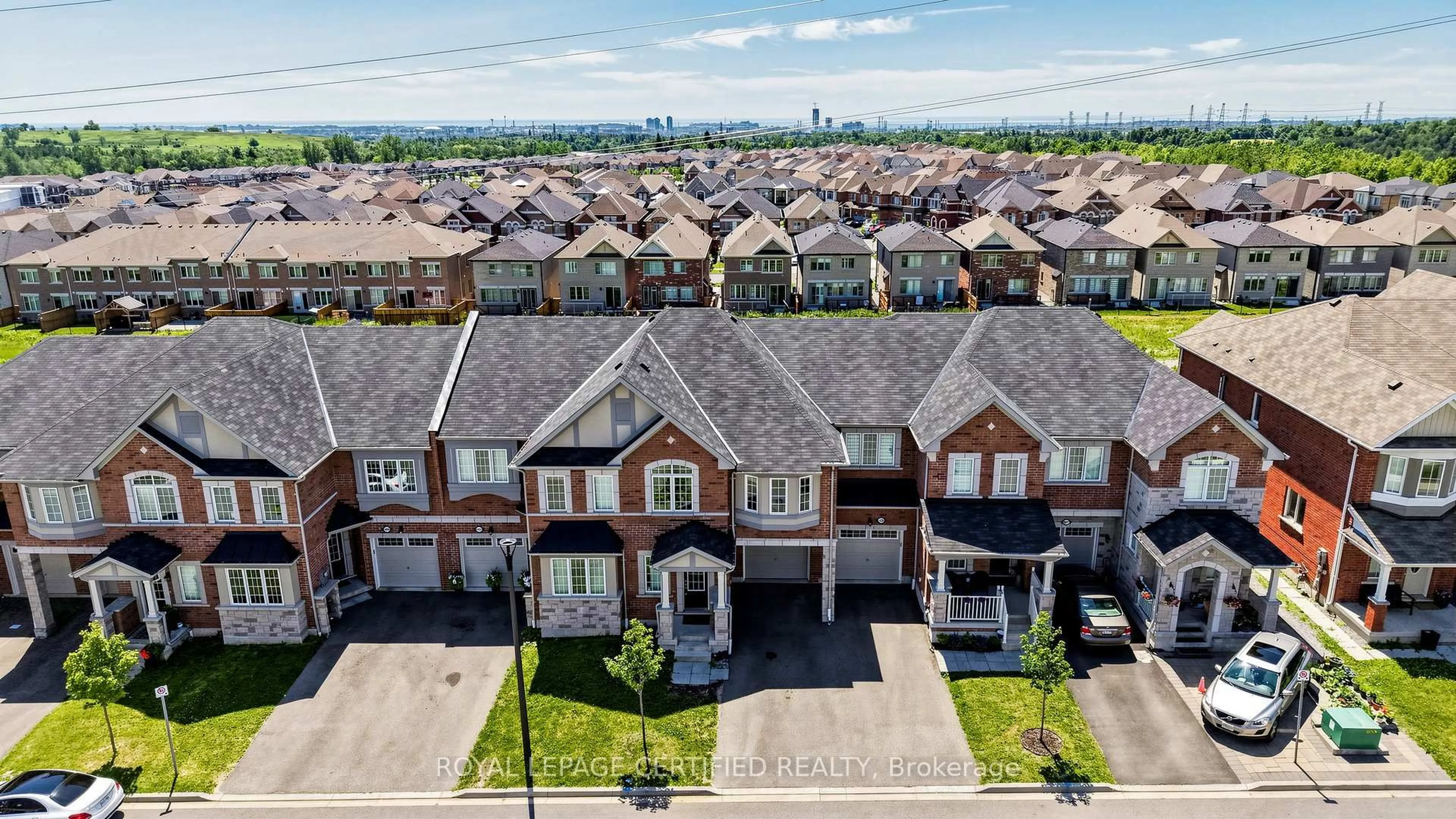 A pic from outside/outdoor area/front of a property/back of a property/a pic from drone, street for 1031 Cameo St, Pickering Ontario L1X 0G3