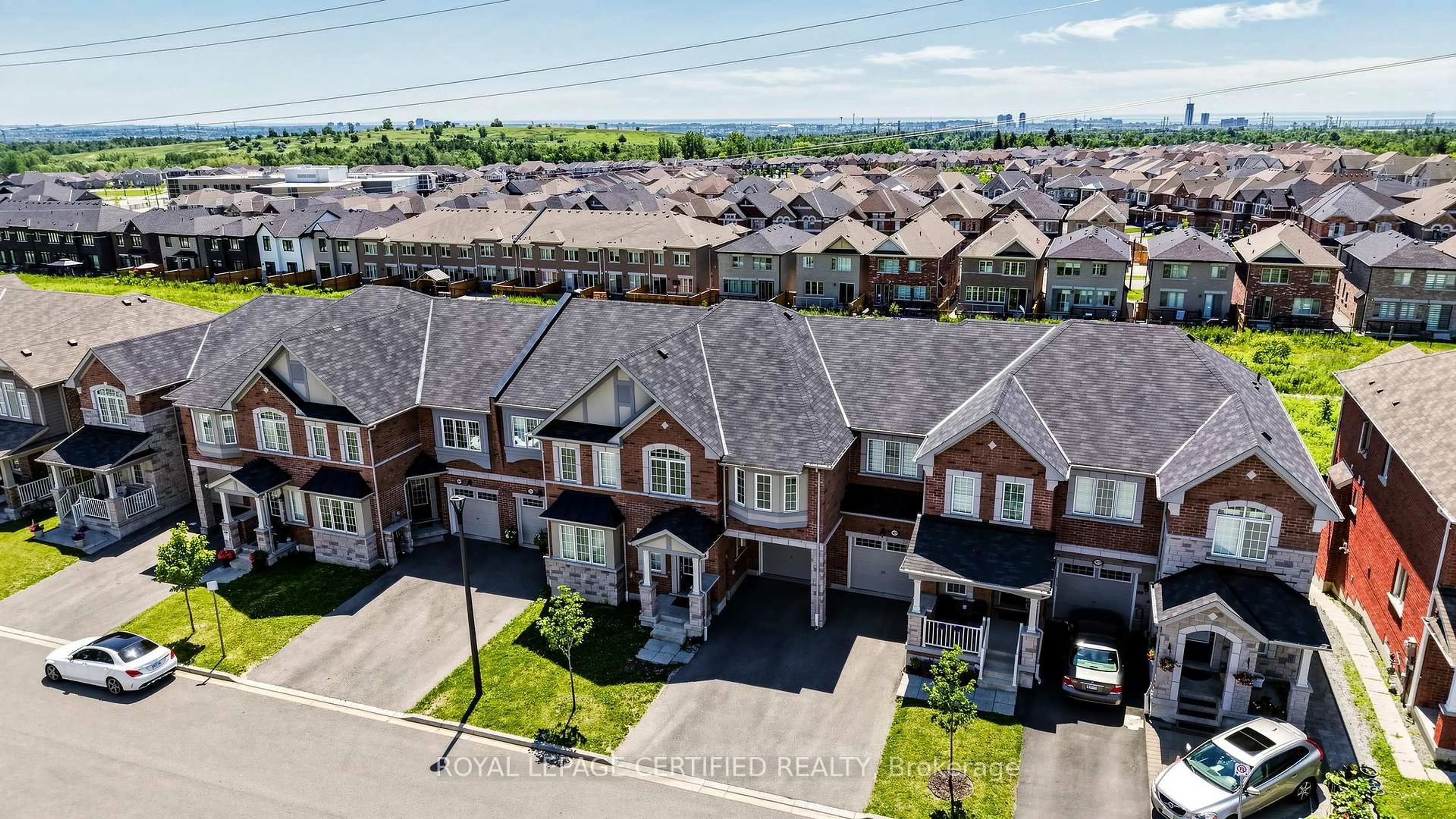 A pic from outside/outdoor area/front of a property/back of a property/a pic from drone, street for 1031 Cameo St, Pickering Ontario L1X 0G3