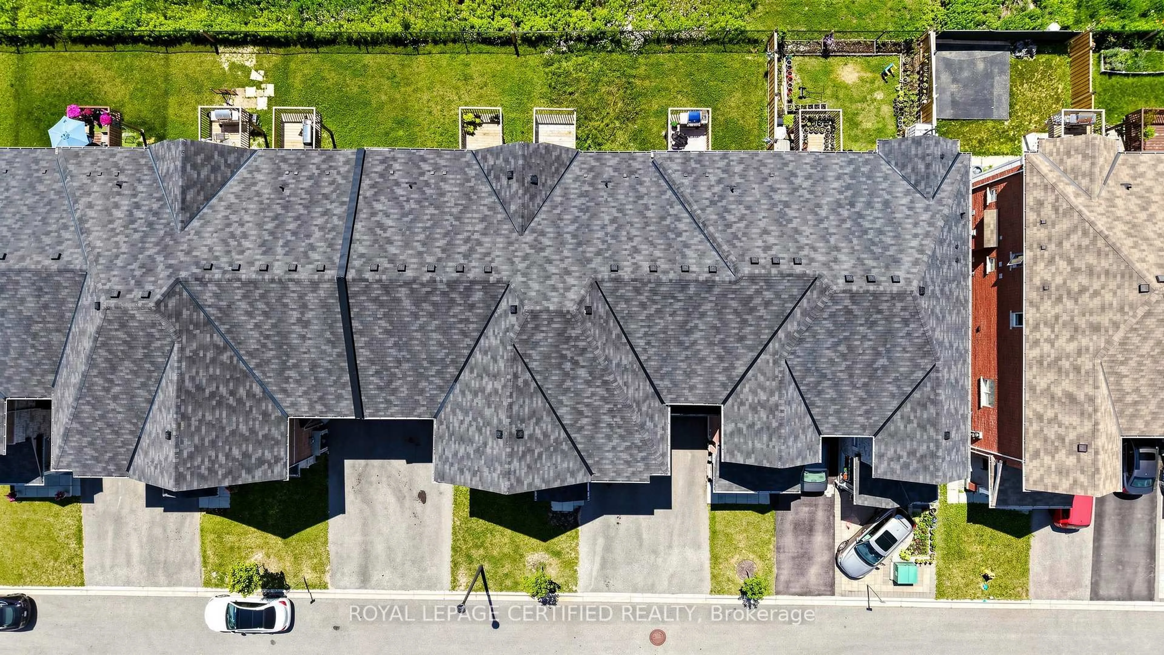 A pic from outside/outdoor area/front of a property/back of a property/a pic from drone, street for 1031 Cameo St, Pickering Ontario L1X 0G3