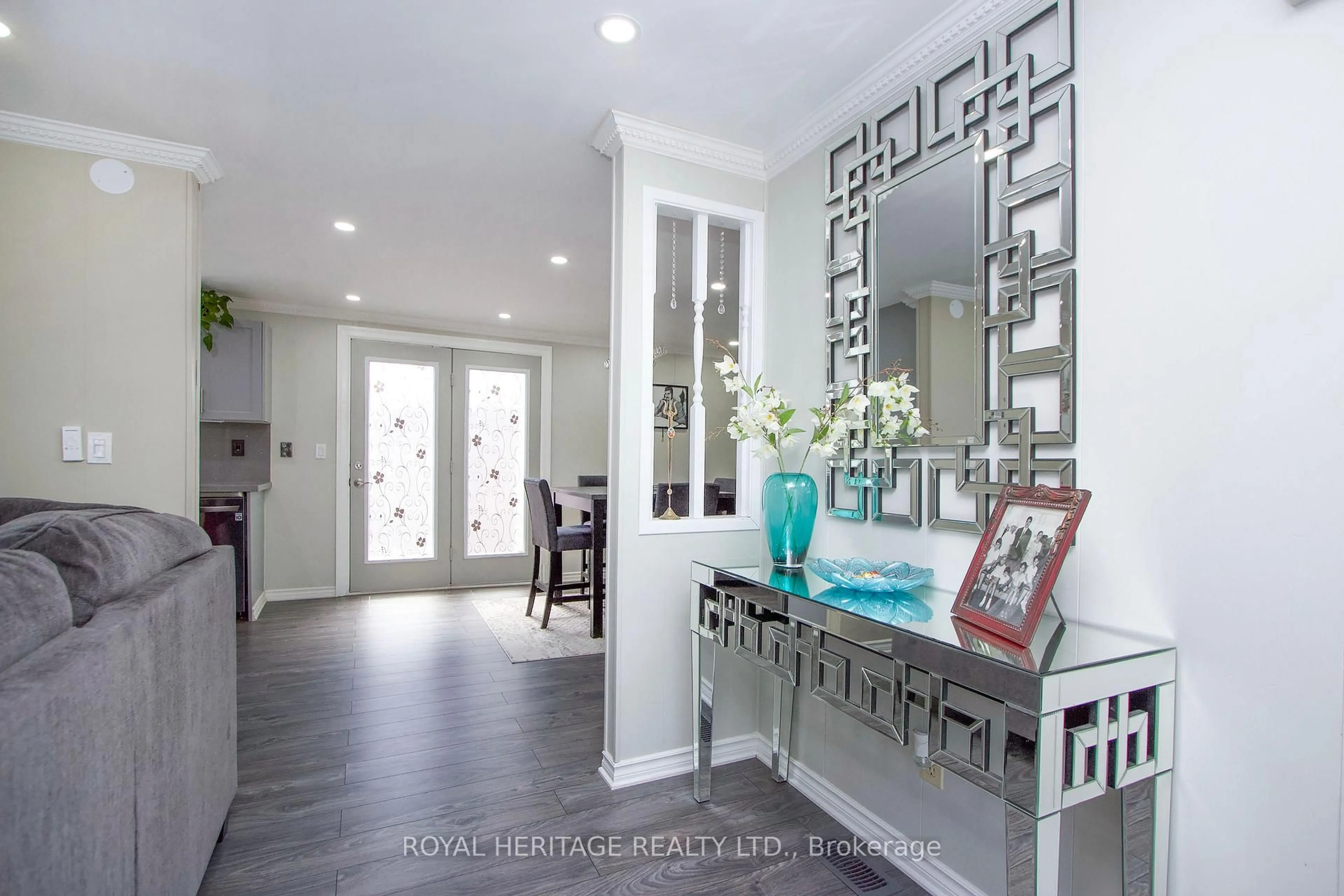 Indoor entryway for 97 Wilmot Tr, Clarington Ontario L1B 1A7