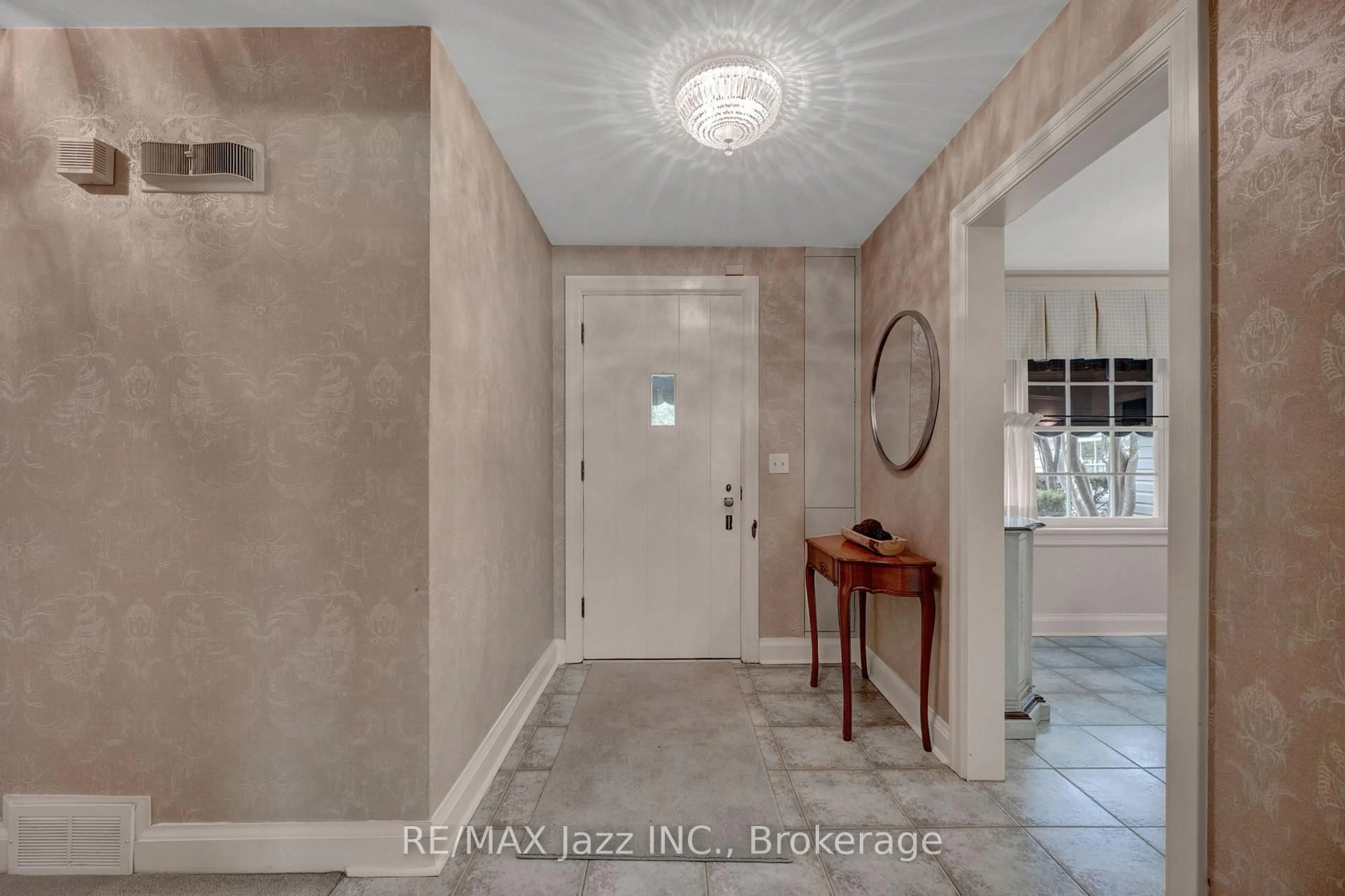 Indoor entryway for 630 Brookside Dr, Oshawa Ontario L1G 4H1