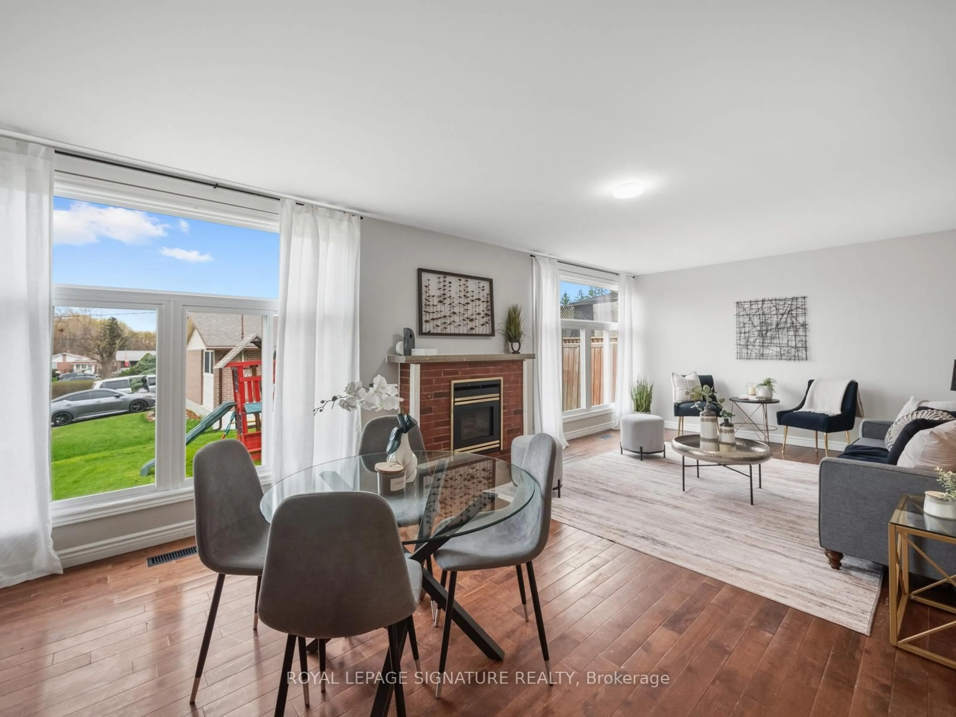 Living room with furniture, wood/laminate floor for 19 Shoreland Cres, Toronto Ontario M1G 1M4