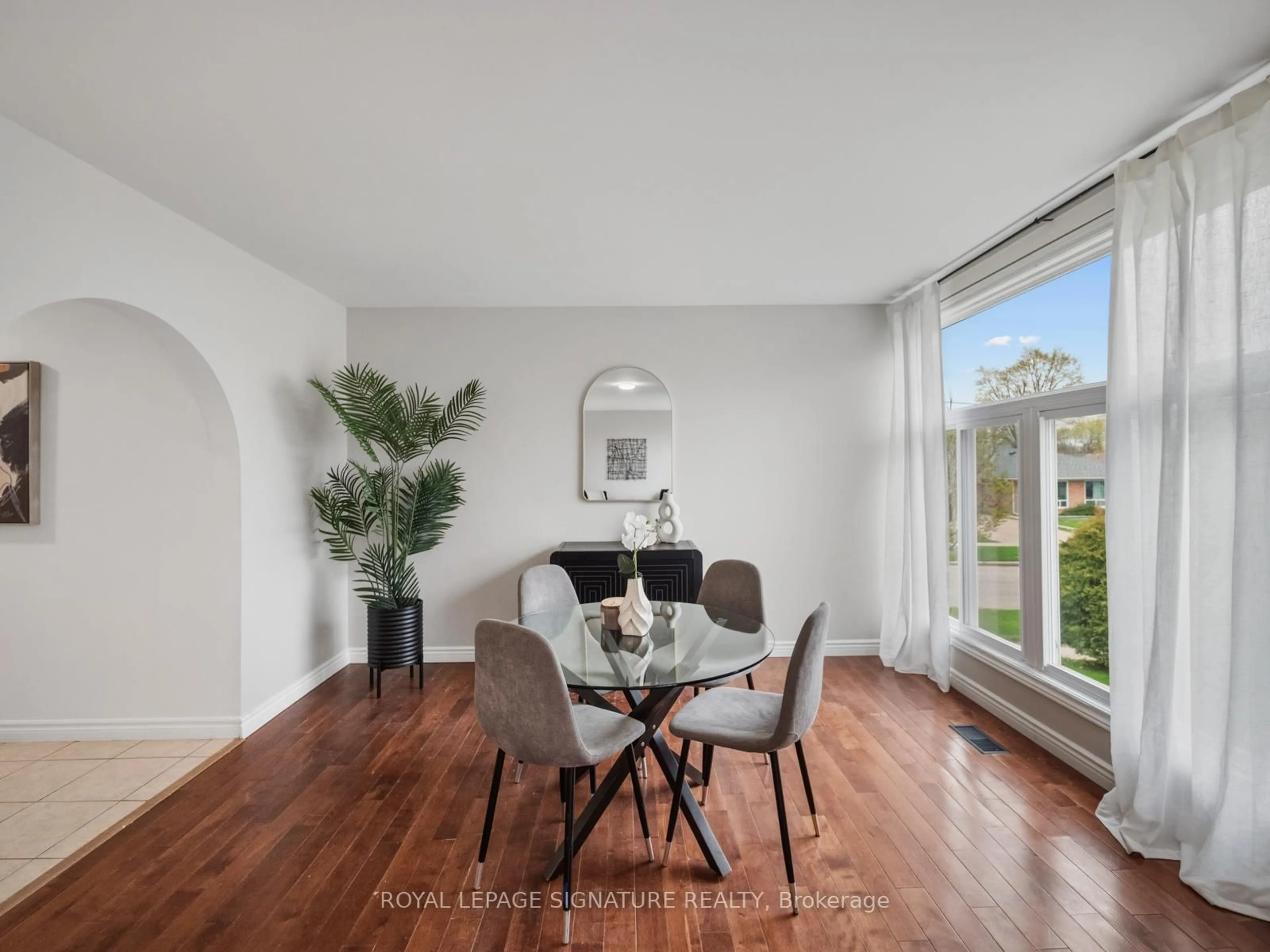 Dining room, wood/laminate floor for 19 Shoreland Cres, Toronto Ontario M1G 1M4