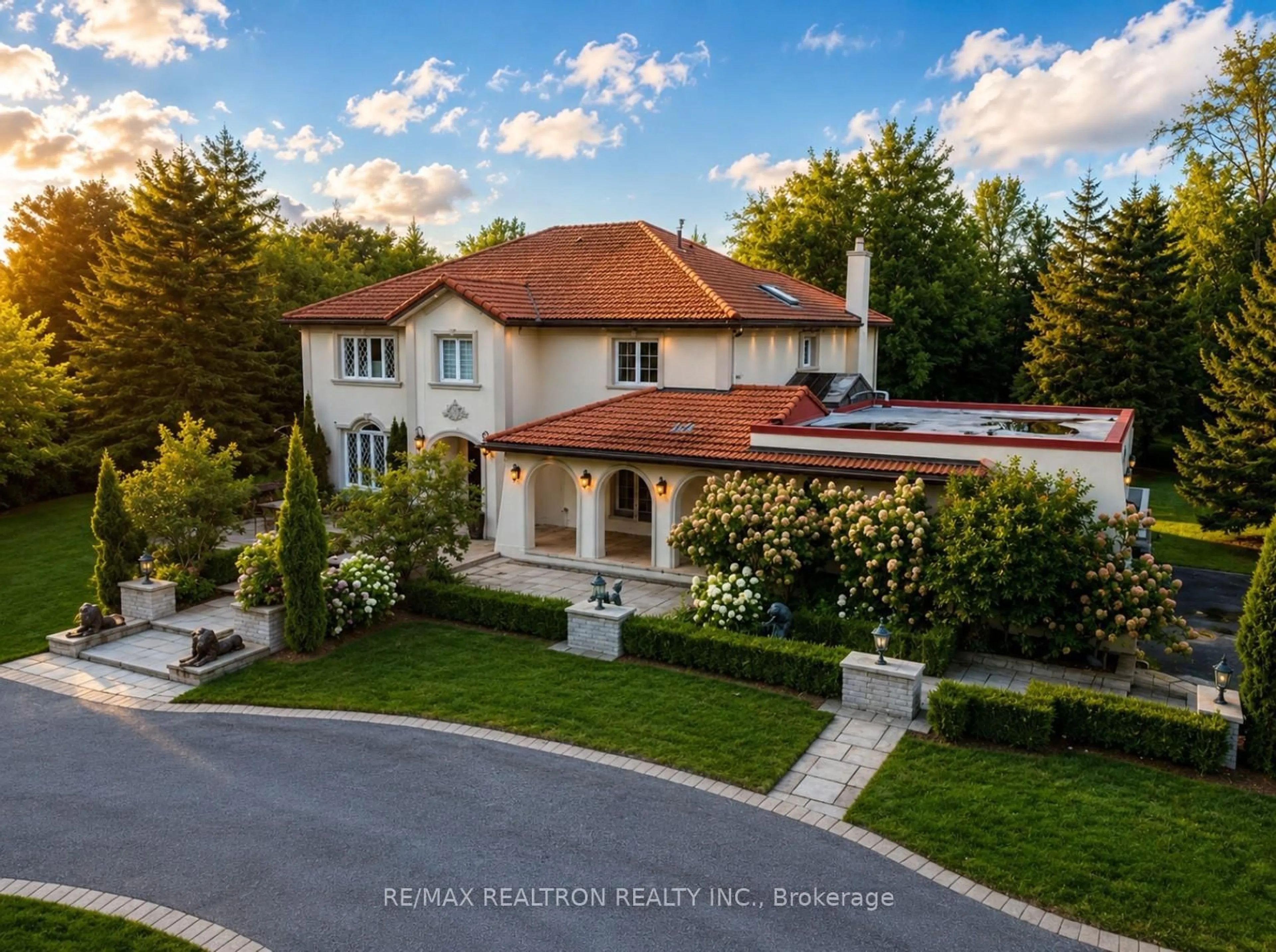 A pic from outside/outdoor area/front of a property/back of a property/a pic from drone, street for 10 Bunting Crt, Ajax Ontario L1T 3S5
