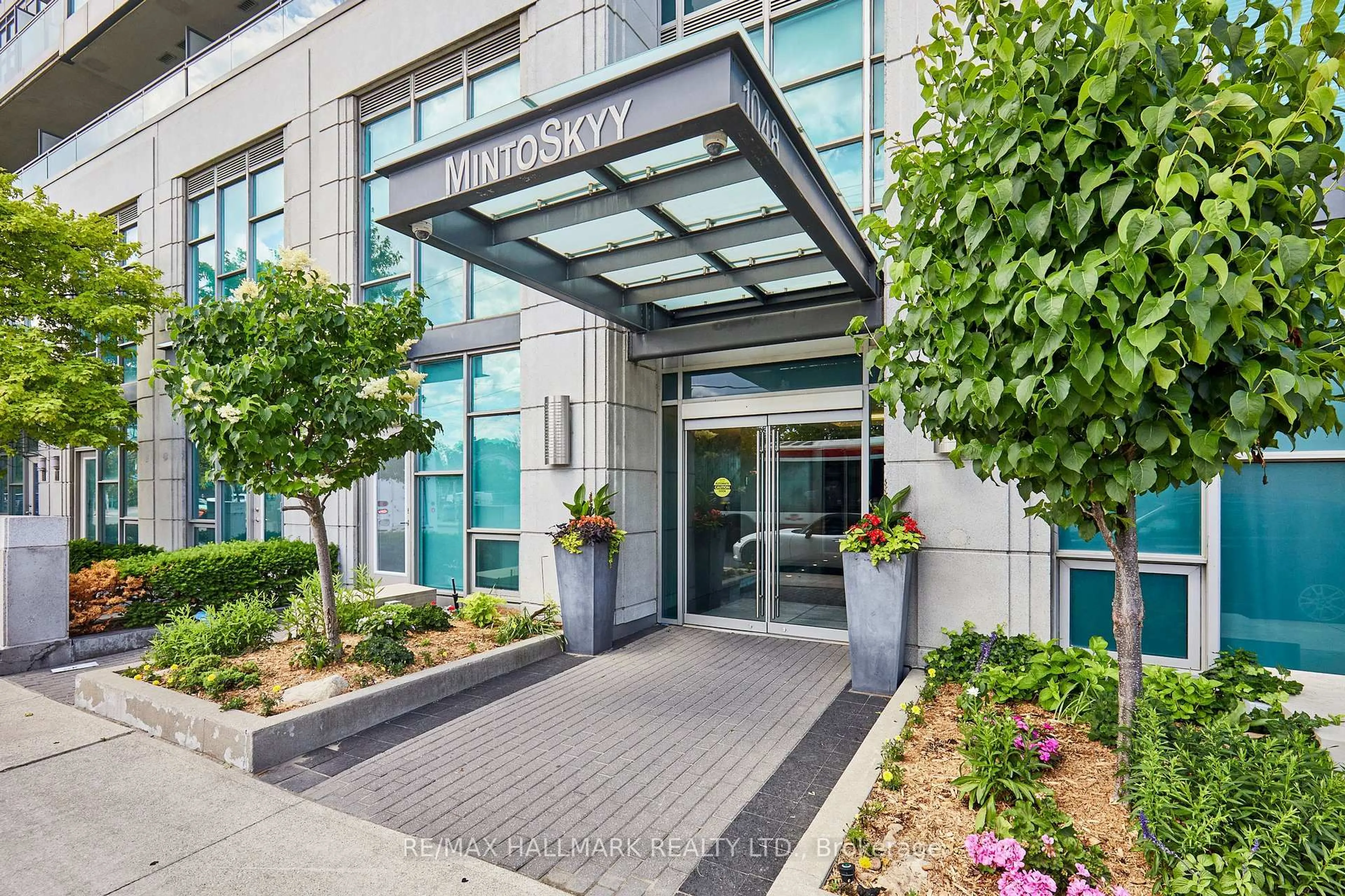 Indoor foyer for 1048 Broadview Ave #1804, Toronto Ontario M4K 2B8