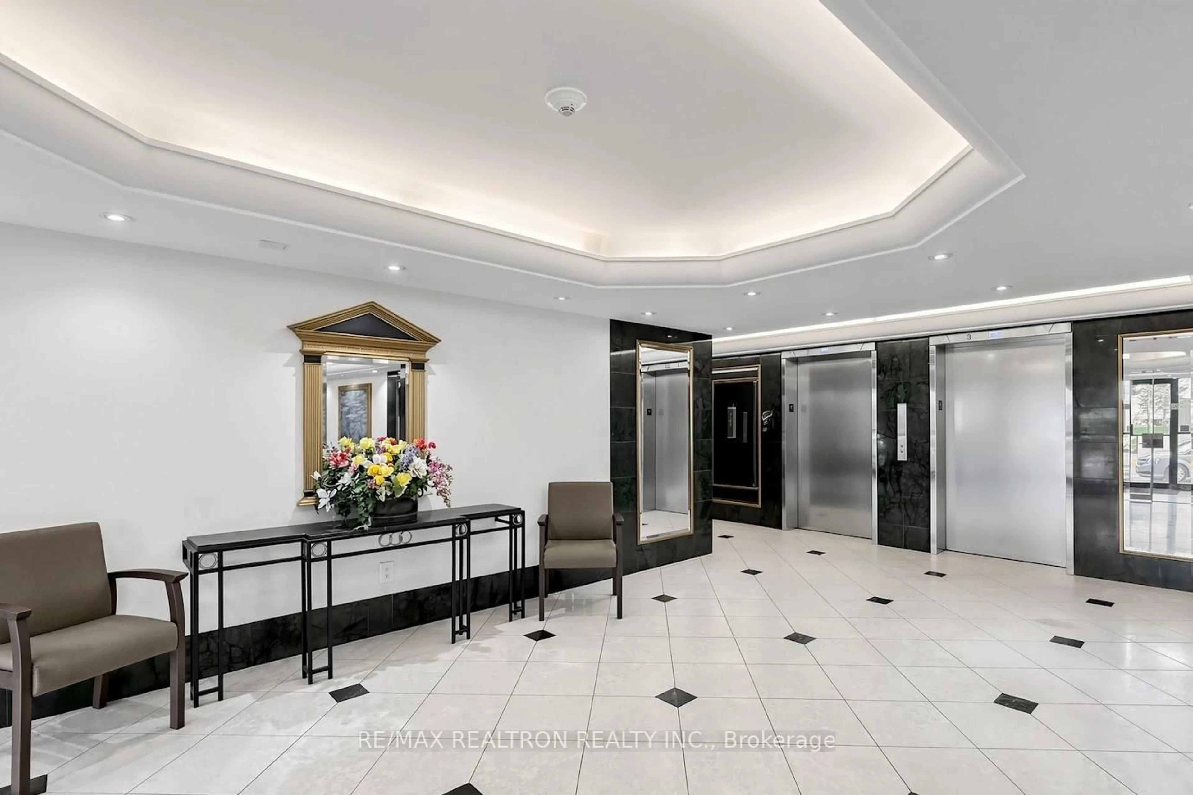 Indoor foyer for 2365 Kennedy Rd #505, Toronto Ontario M1T 3S6