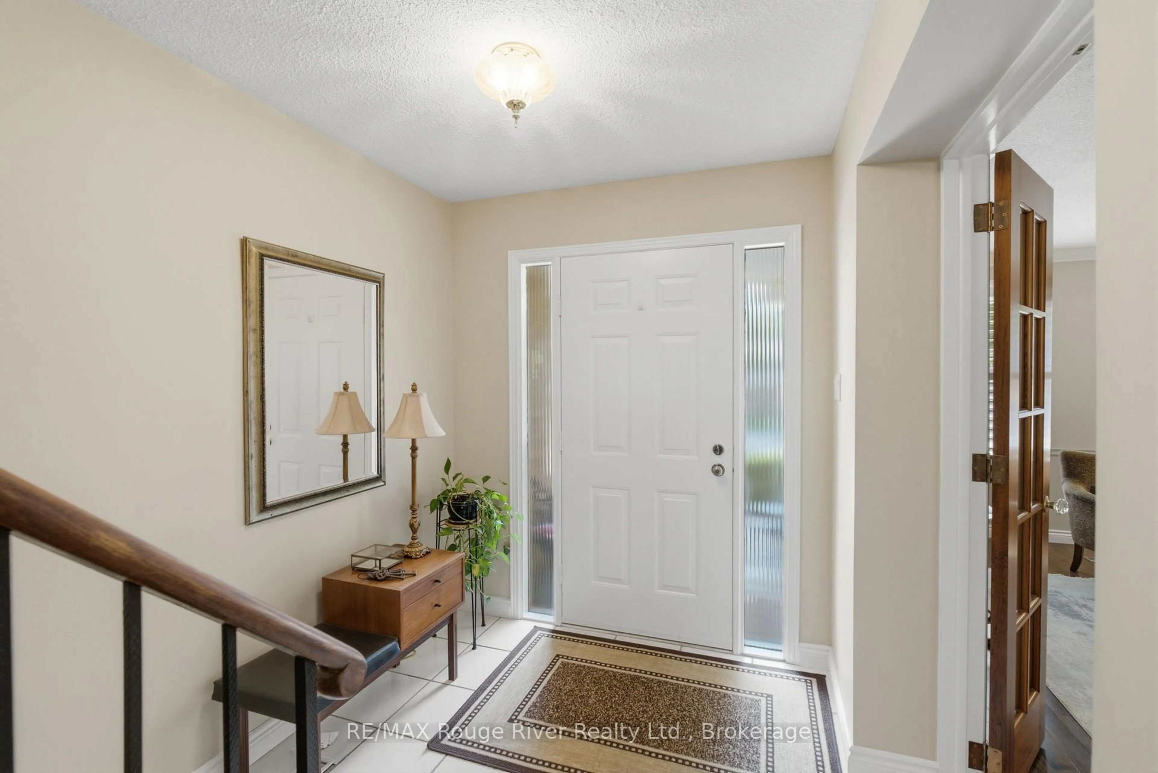 Indoor entryway for 115 Pine Hills Rd, Whitby Ontario L1N 6N9