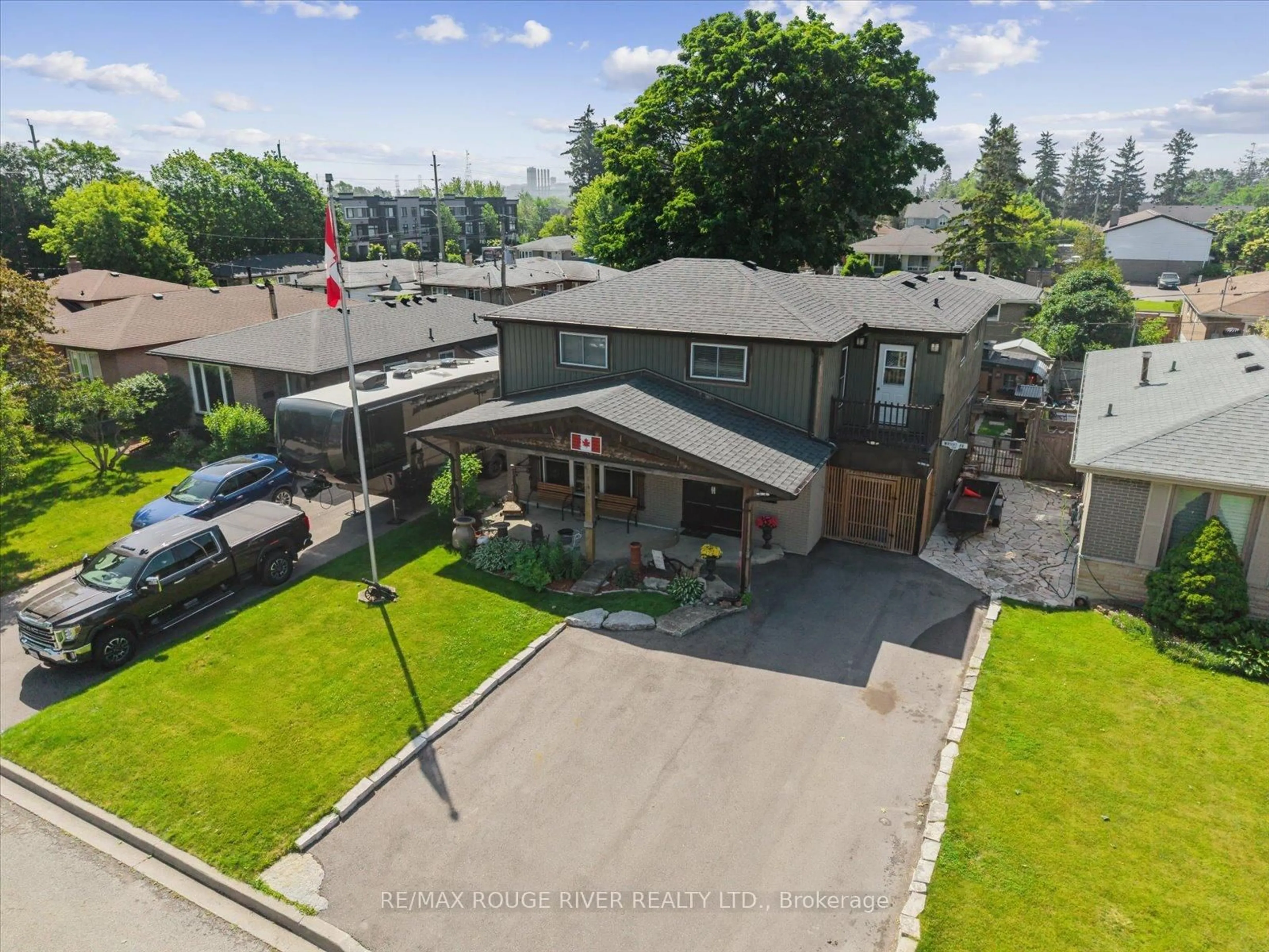 A pic from outside/outdoor area/front of a property/back of a property/a pic from drone, mountain view for 1289 Ilona Park Rd, Pickering Ontario L1W 1E5