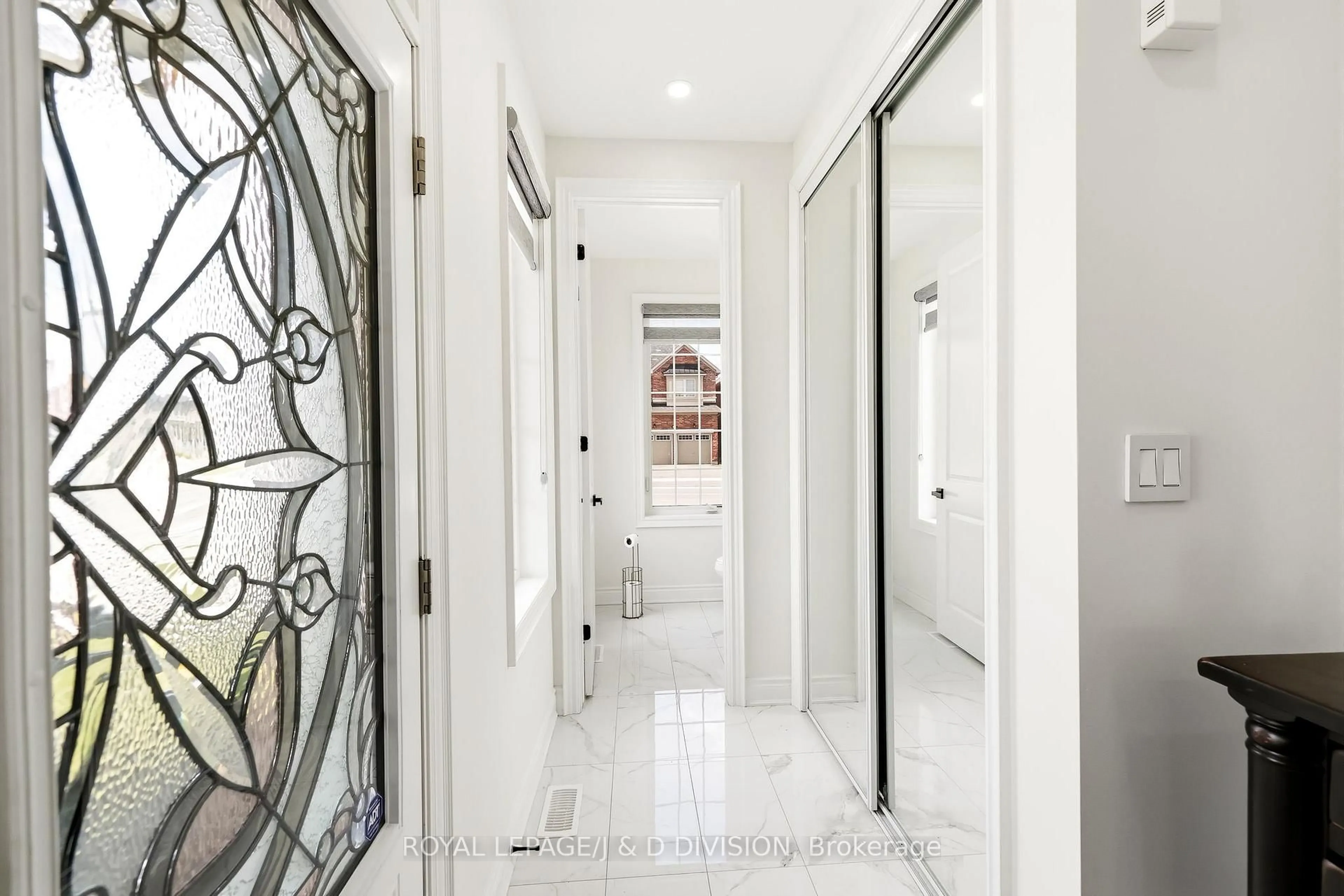 Indoor entryway for 3000 Hollyberry Tr, Pickering Ontario L1X 0N5