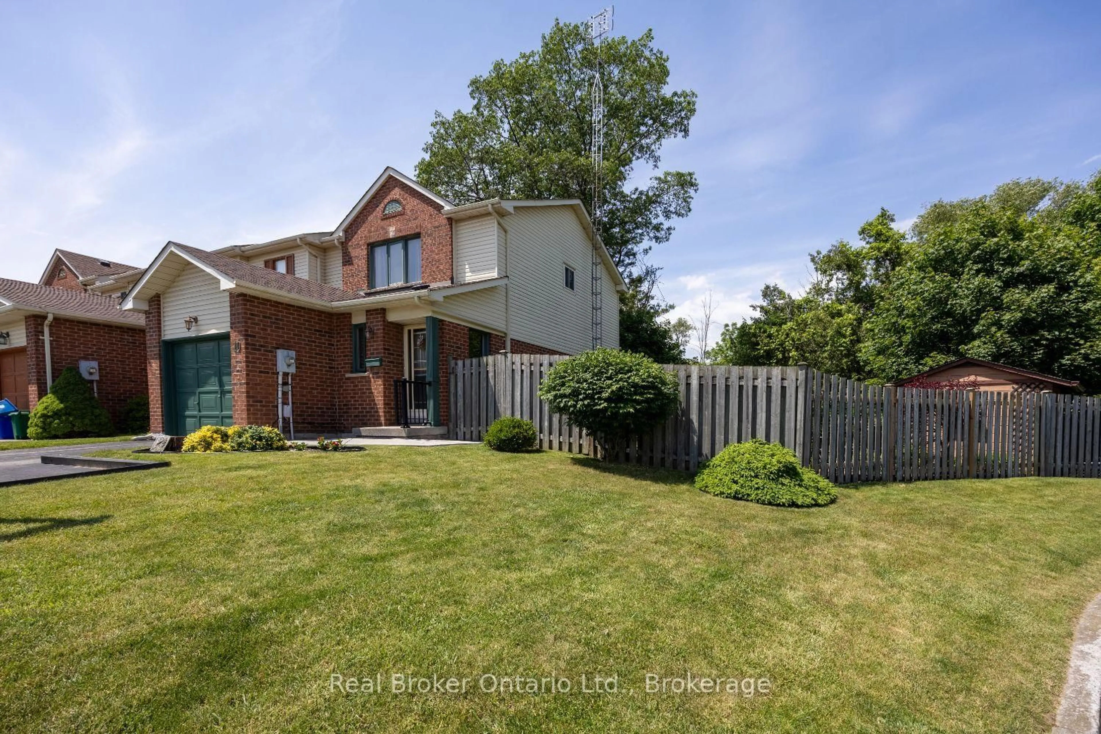 A pic from outside/outdoor area/front of a property/back of a property/a pic from drone, street for 10 Climie Crt, Clarington Ontario L1C 4P5