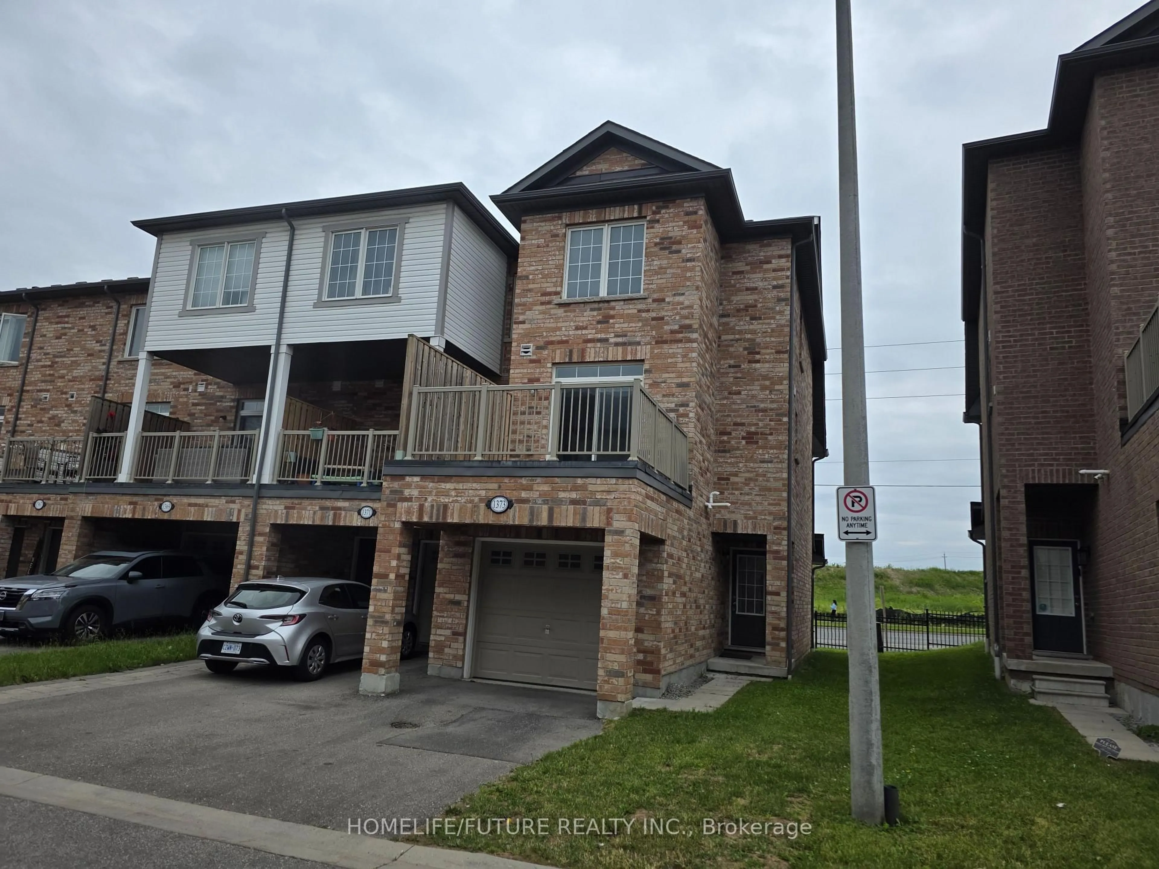 A pic from outside/outdoor area/front of a property/back of a property/a pic from drone, unknown for 1373 Salem Rd, Ajax Ontario L1Z 0R9
