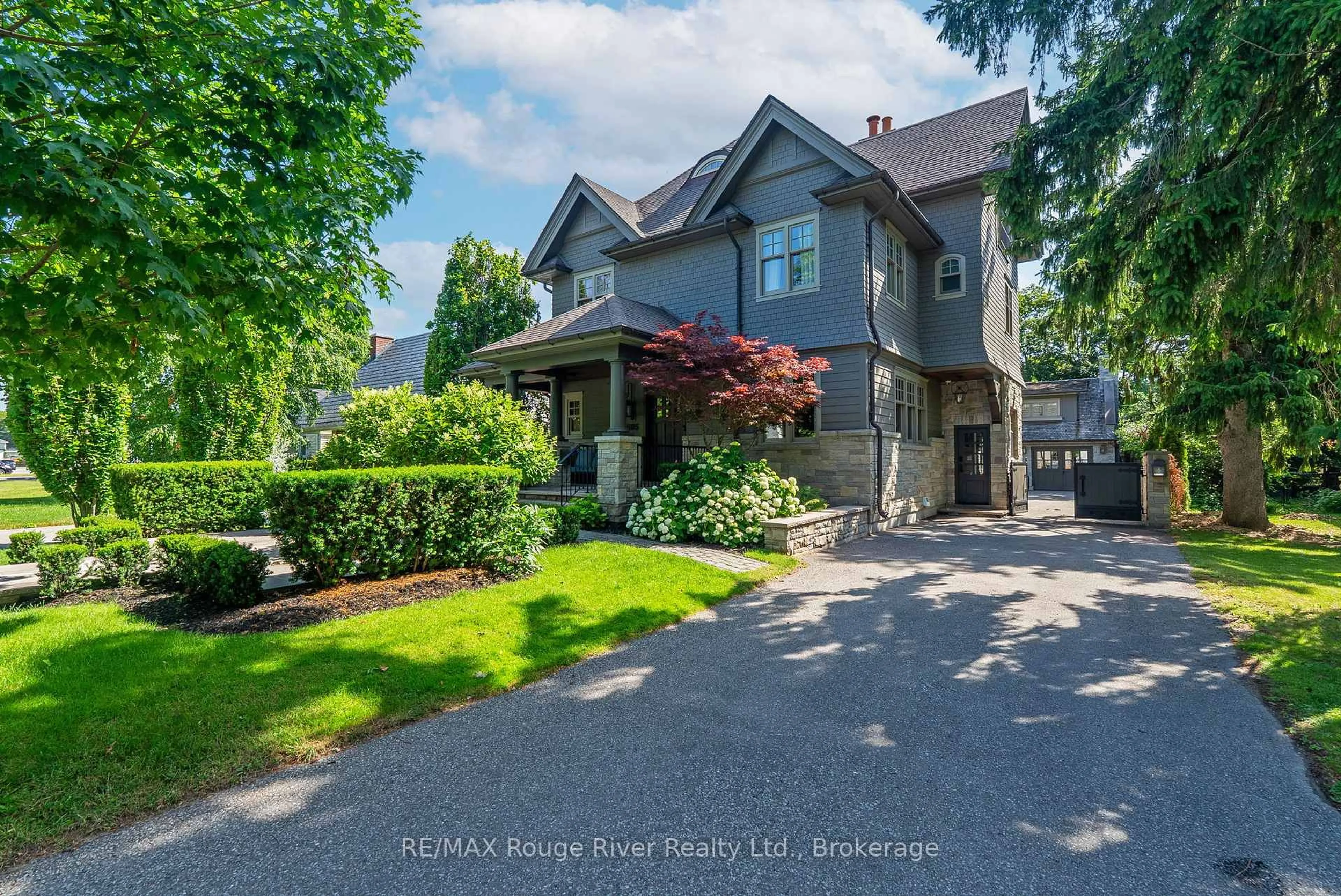 A pic from outside/outdoor area/front of a property/back of a property/a pic from drone, street for 505 King St, Whitby Ontario L1N 4Z7