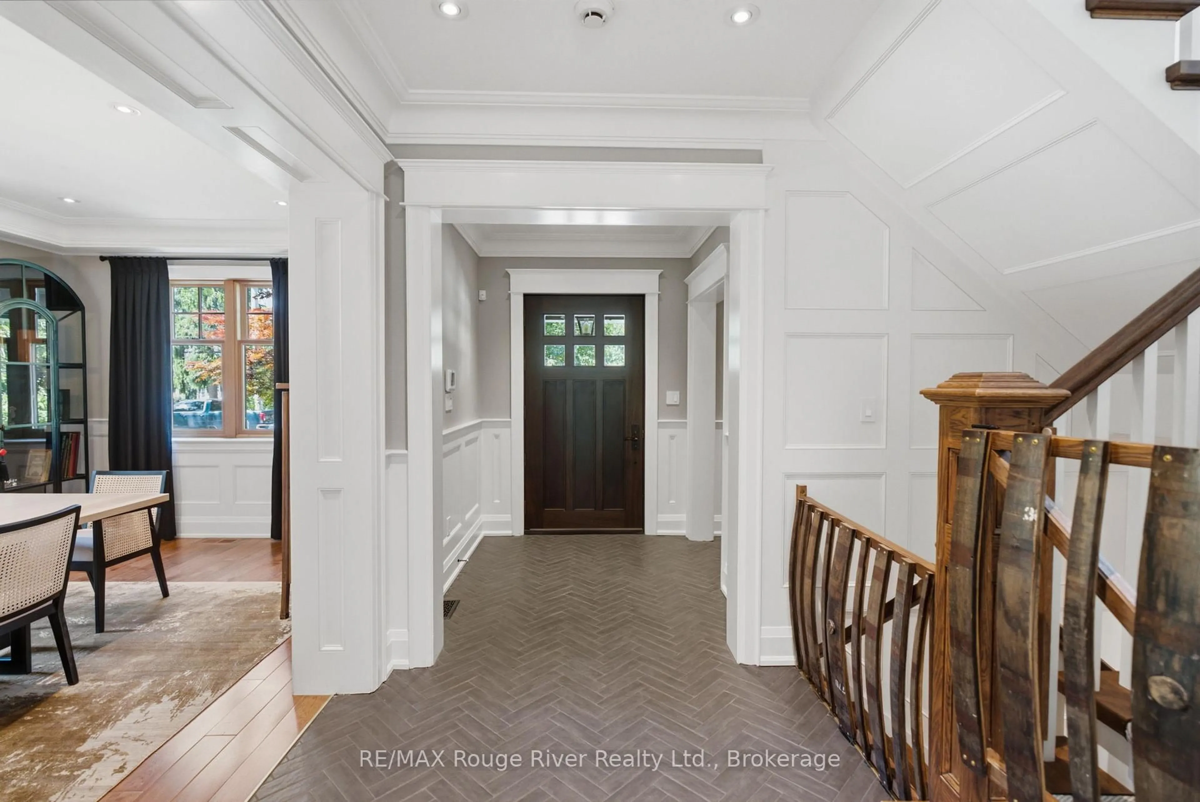 Indoor foyer for 505 King St, Whitby Ontario L1N 4Z7