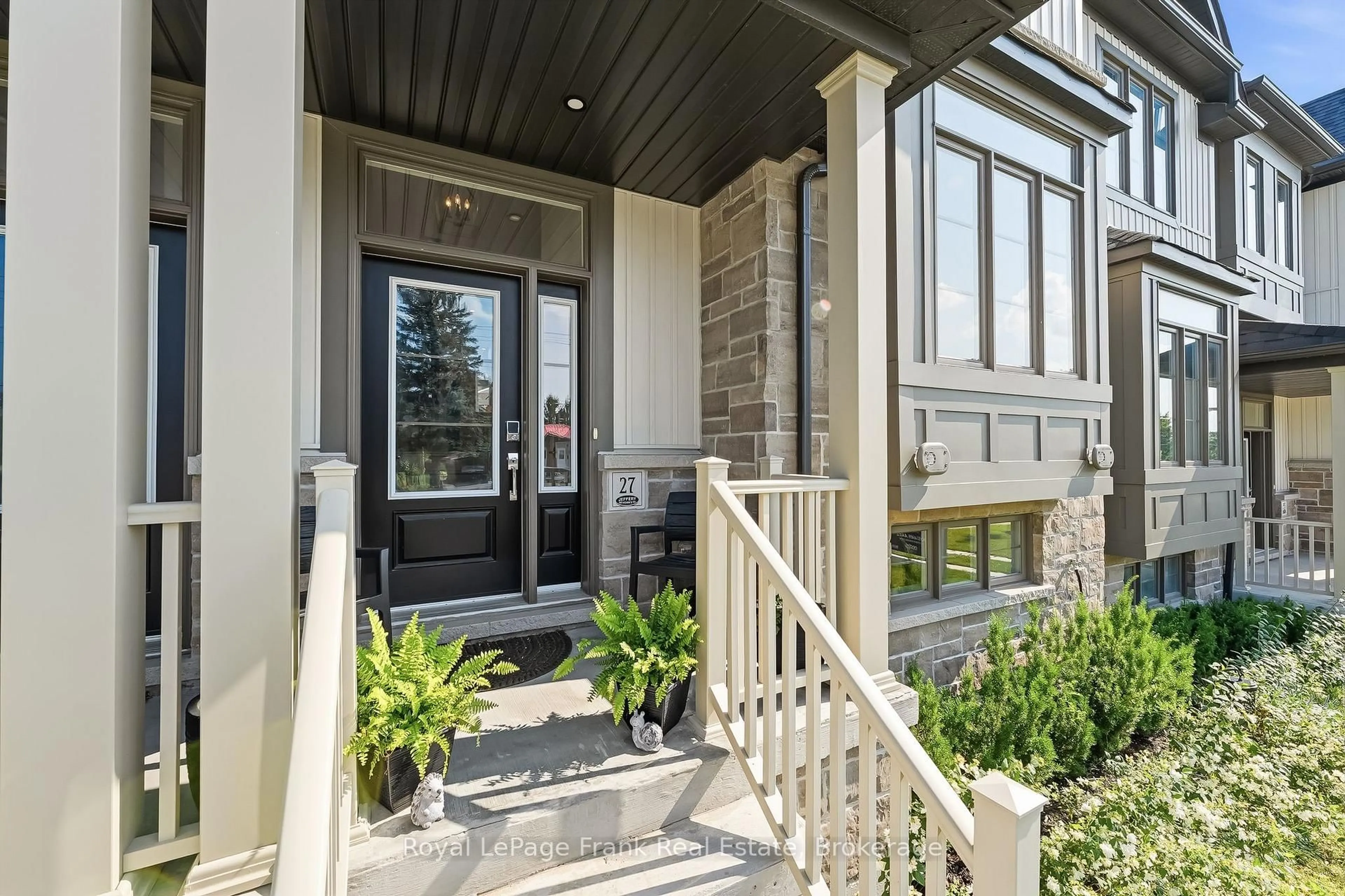 Indoor entryway for 27 Shand Lane, Scugog Ontario L9L 0C7