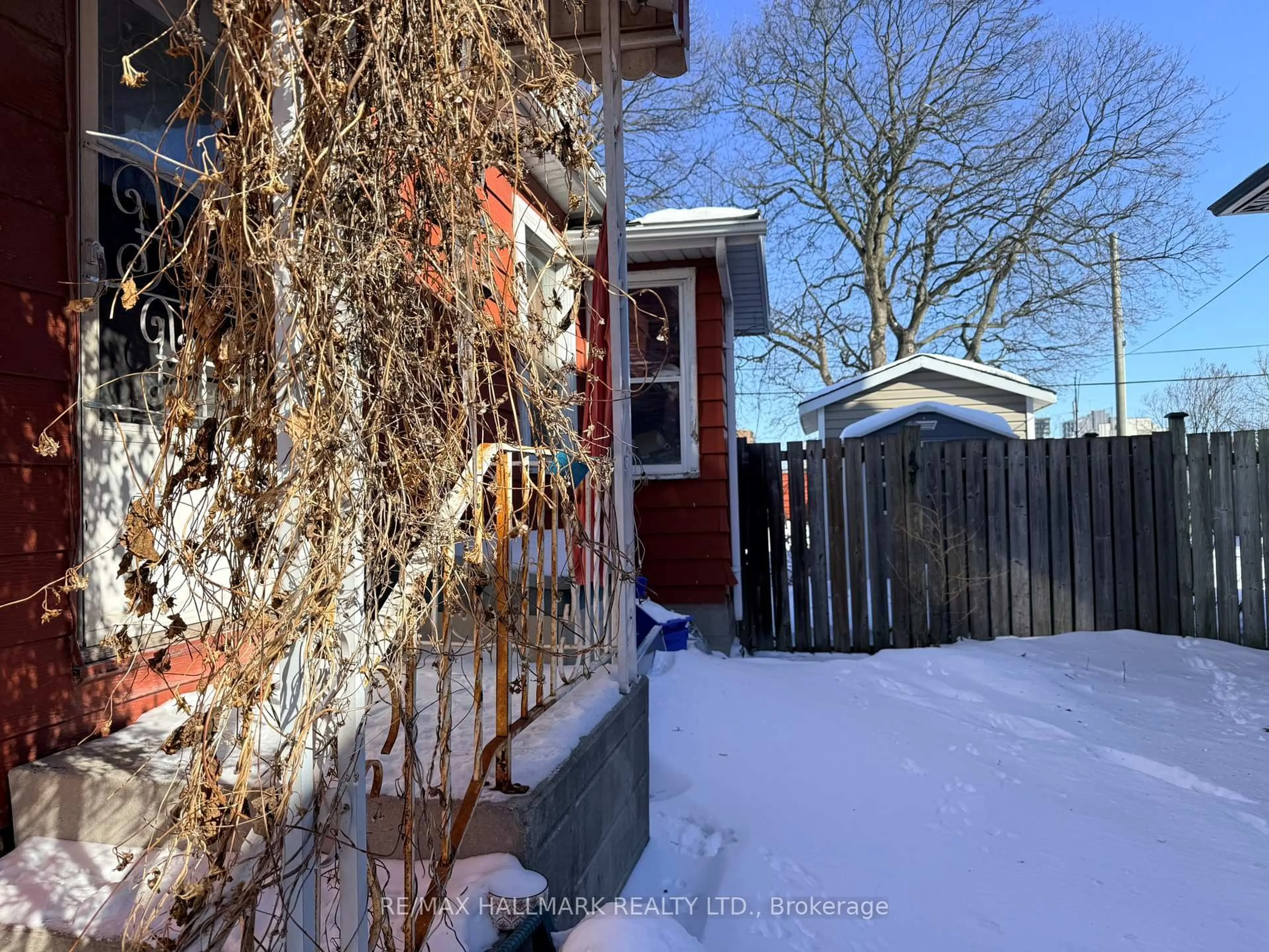 A pic from outside/outdoor area/front of a property/back of a property/a pic from drone, street for 87 Gladstone Ave, Oshawa Ontario L1J 4E4