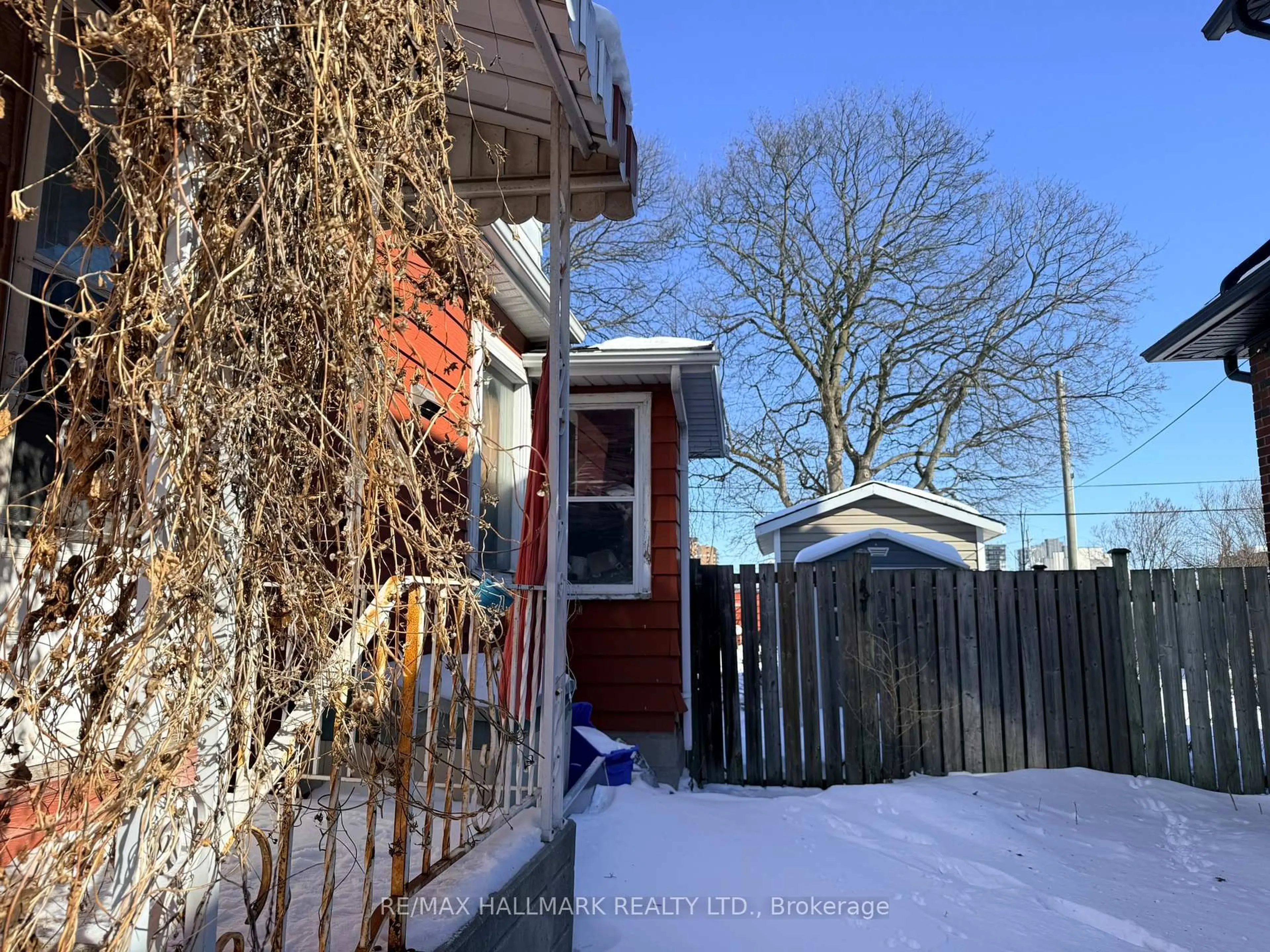 A pic from outside/outdoor area/front of a property/back of a property/a pic from drone, street for 87 Gladstone Ave, Oshawa Ontario L1J 4E4