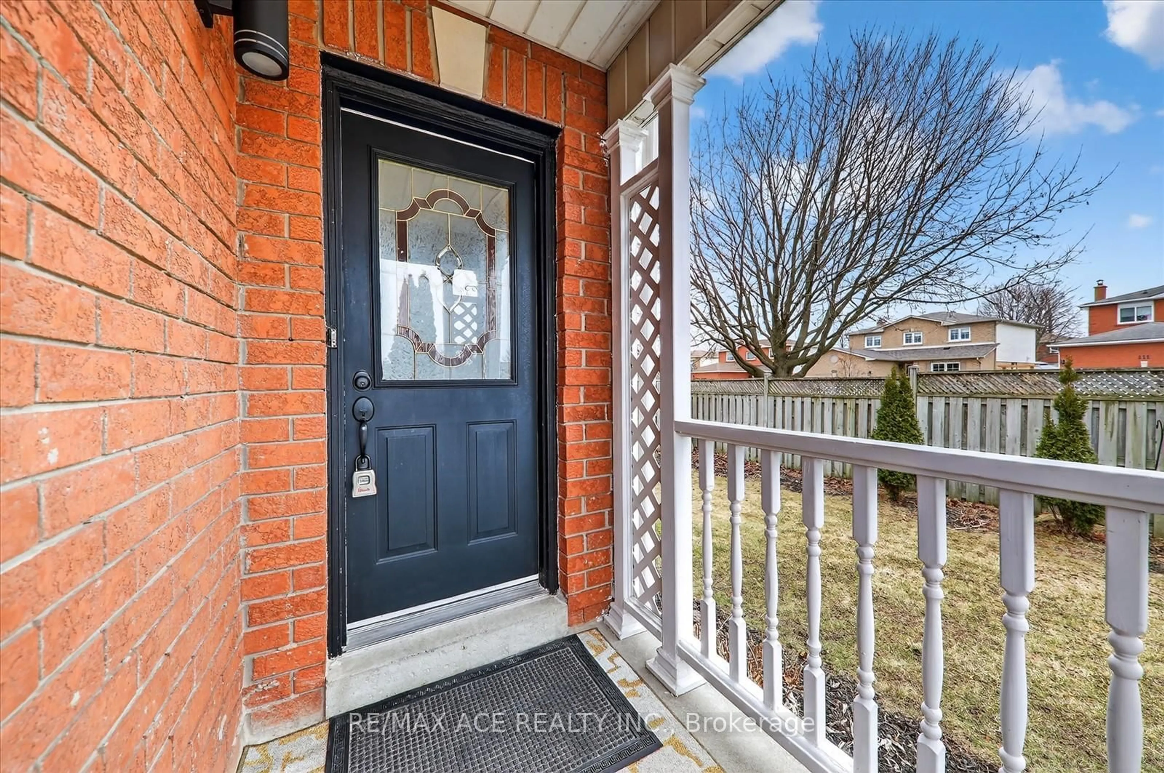Indoor entryway for 1 Aldcroft Cres, Clarington Ontario L1C 4P2
