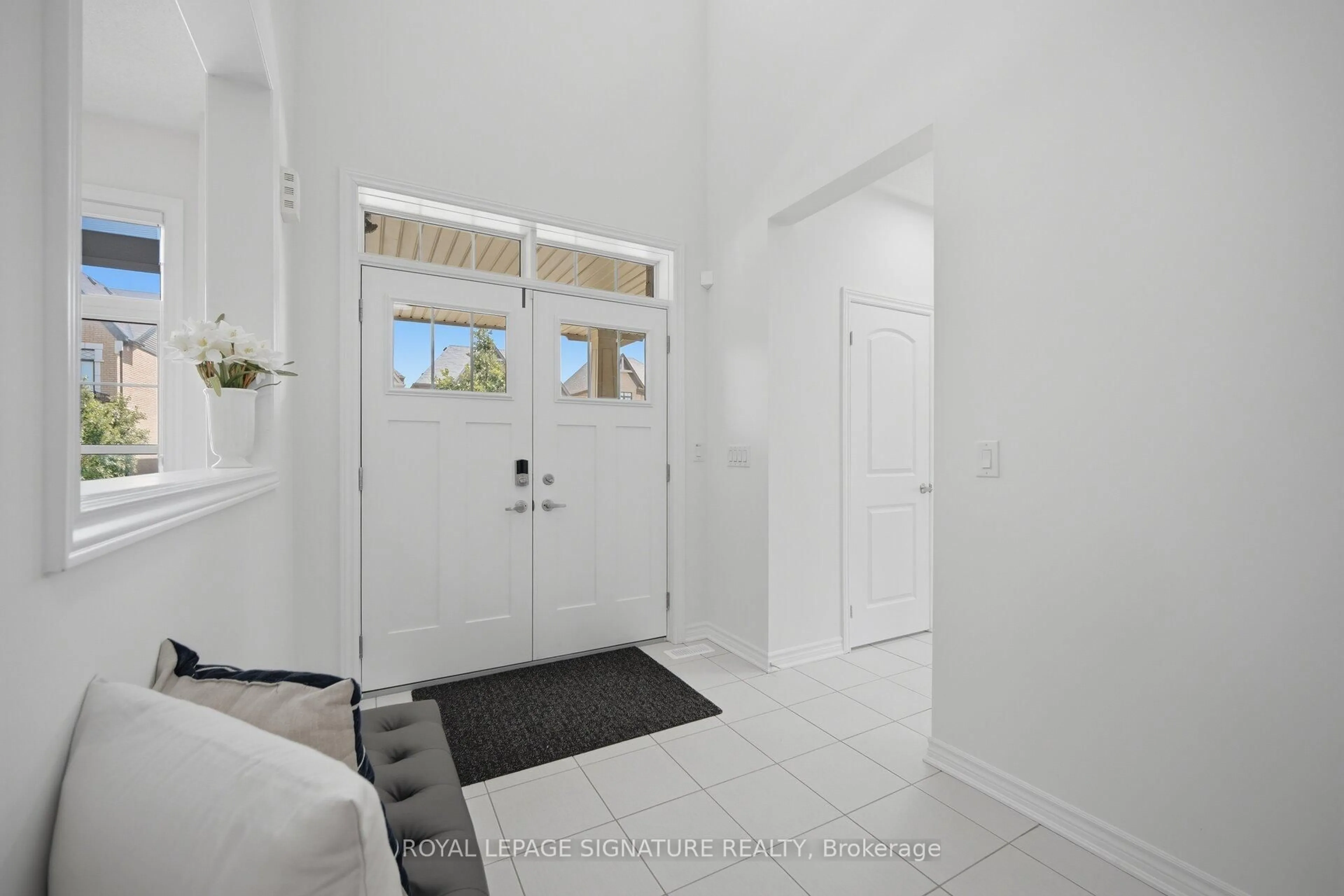 Indoor entryway for 60 Lofthouse Dr, Whitby Ontario L1R 1W5