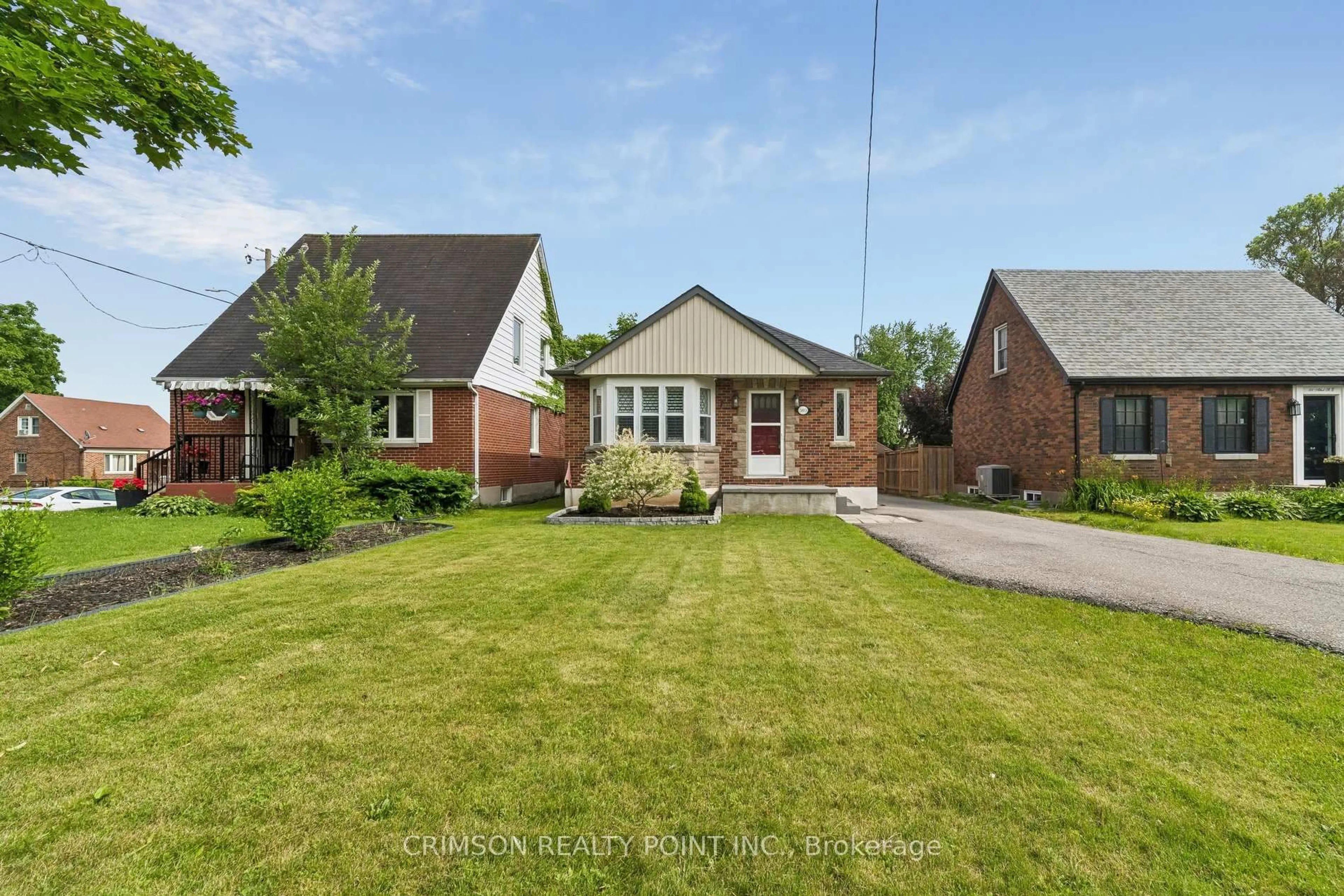 A pic from outside/outdoor area/front of a property/back of a property/a pic from drone, street for 503 Athol St, Oshawa Ontario L1H 1L7