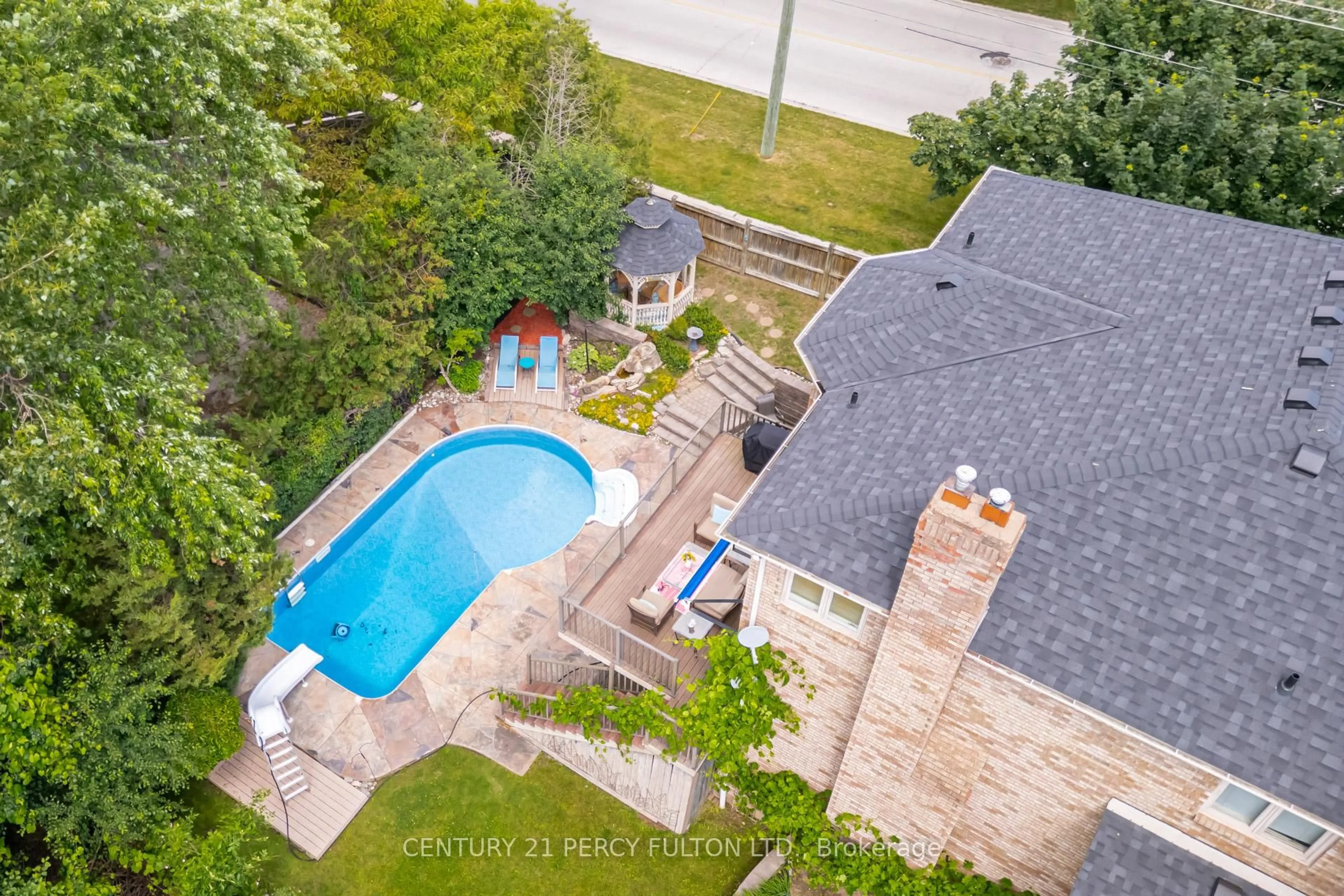 A pic from outside/outdoor area/front of a property/back of a property/a pic from drone, street for 898 Baylawn Dr, Pickering Ontario L1X 2N7