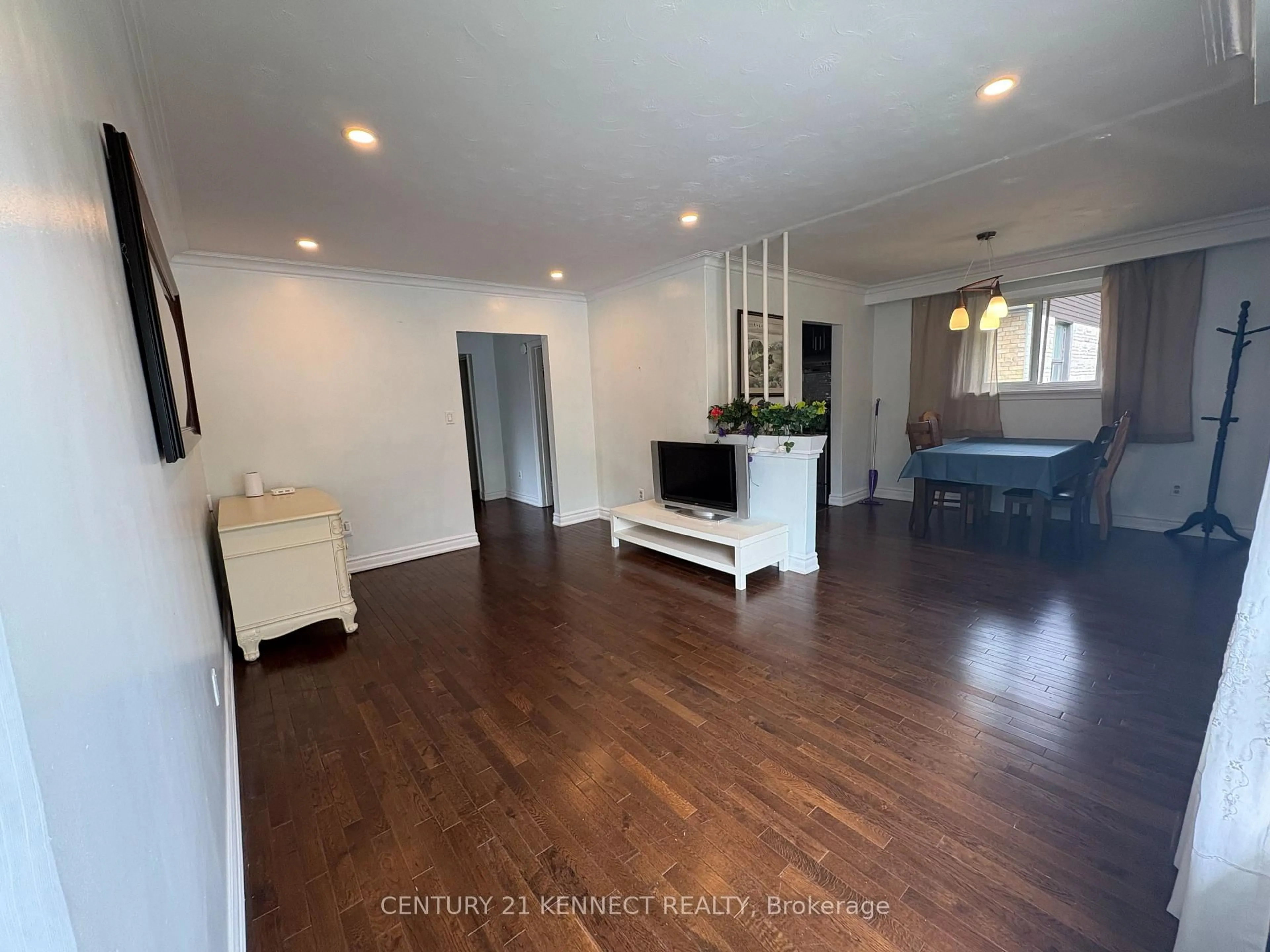 Living room with furniture, wood/laminate floor for 78 Wishing Well Dr, Toronto Ontario M1T 1J2