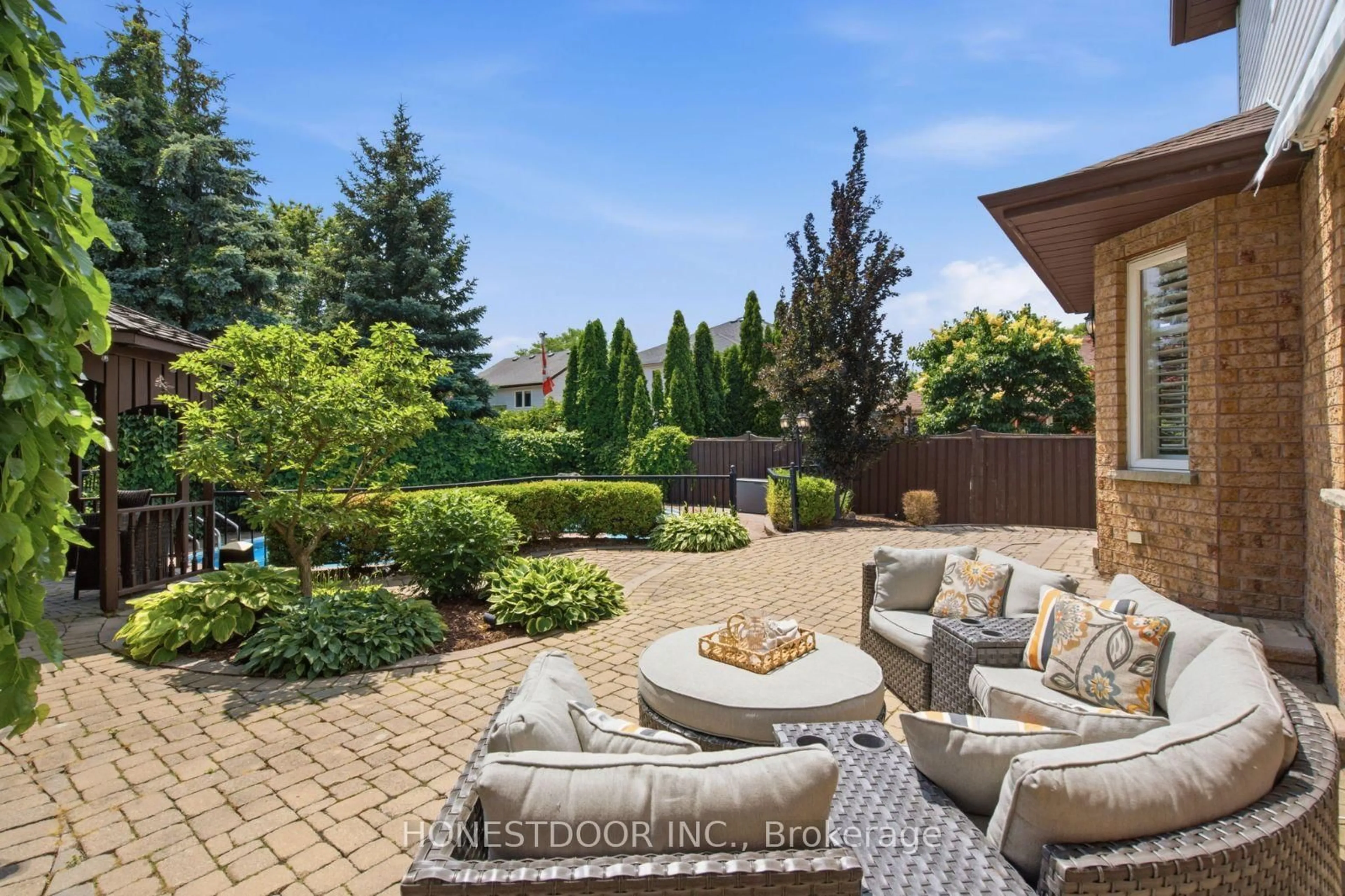 Patio, street for 1010 Catskill Dr, Oshawa Ontario L1J 8N7