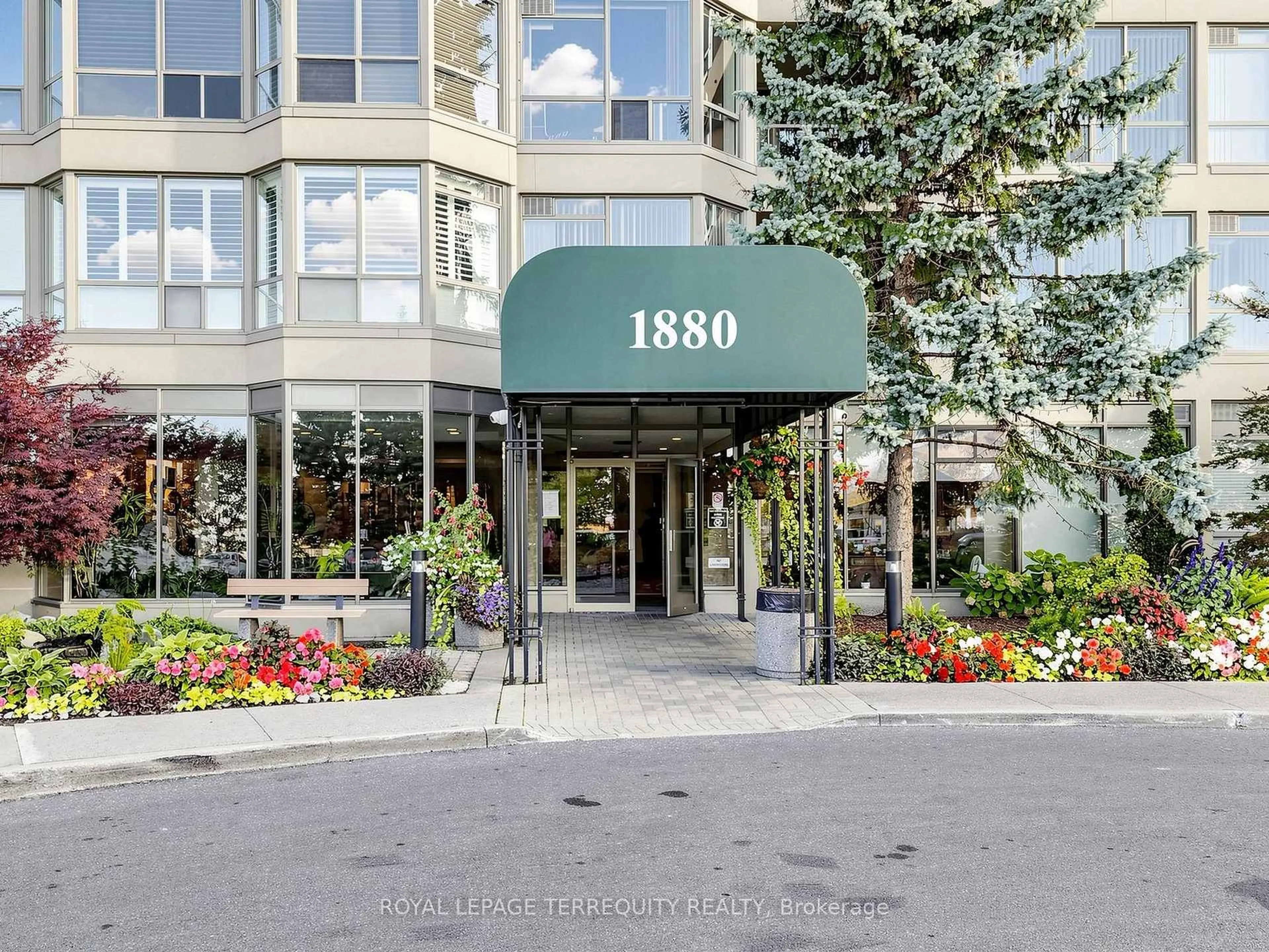 Indoor foyer for 1880 Valley Farm Rd #1218, Pickering Ontario L1V 6B3