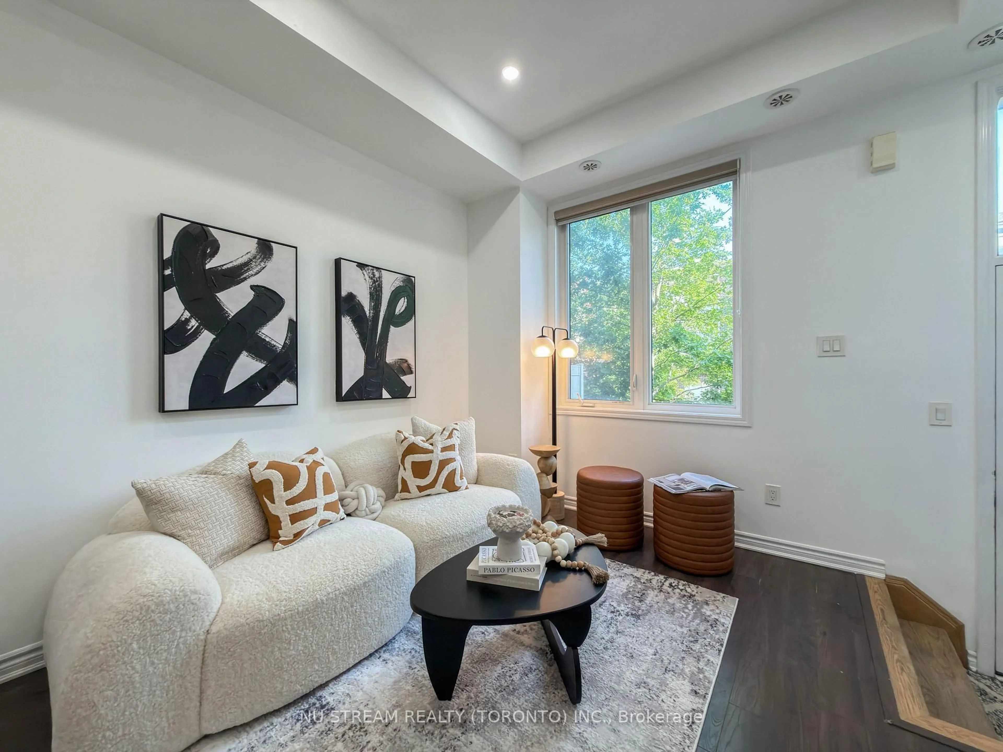Living room with furniture, unknown for 15 Heron Park Pl #17, Toronto Ontario M1E 0B8