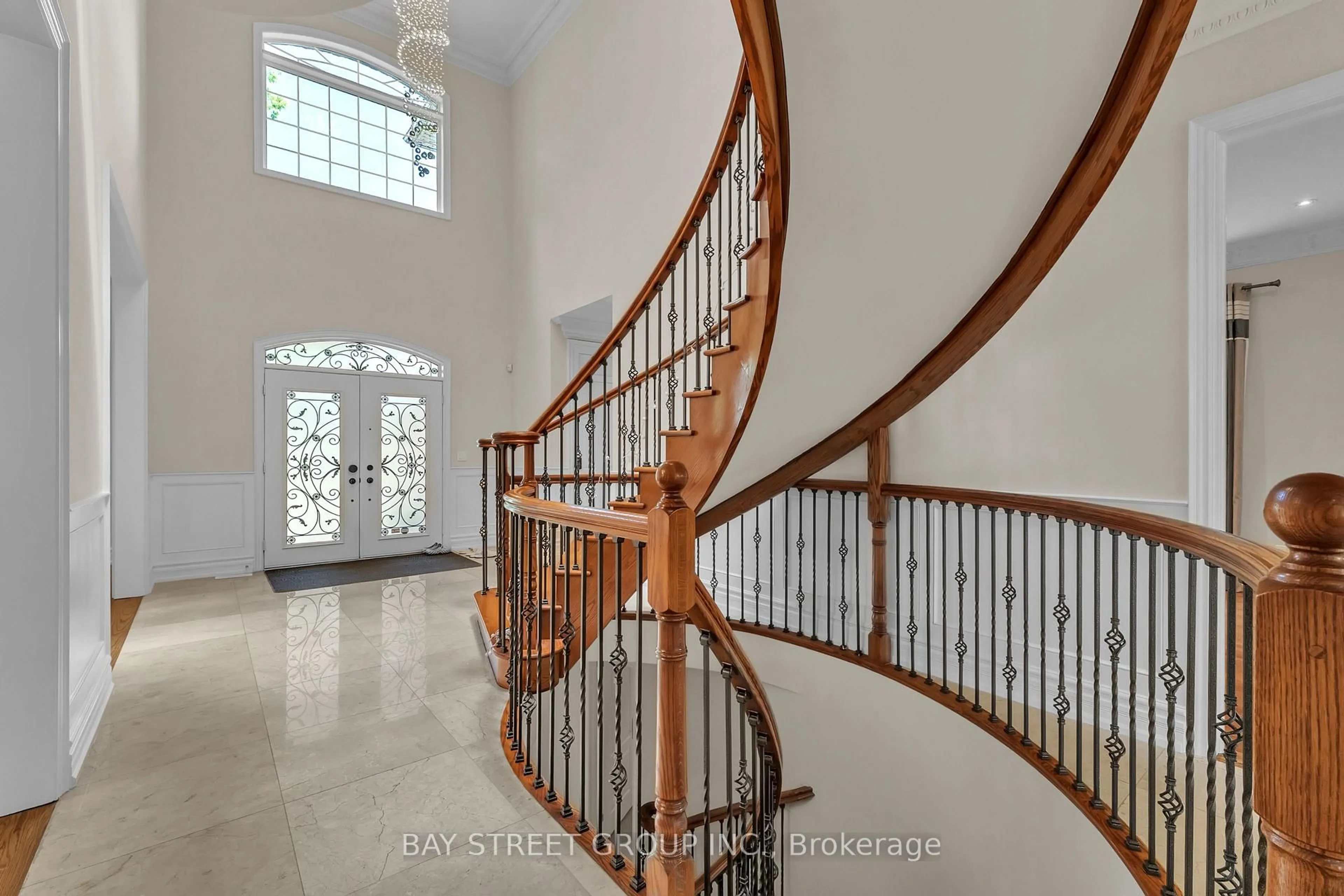 Indoor foyer for 24 Murray Ave, Toronto Ontario M1S 2A2