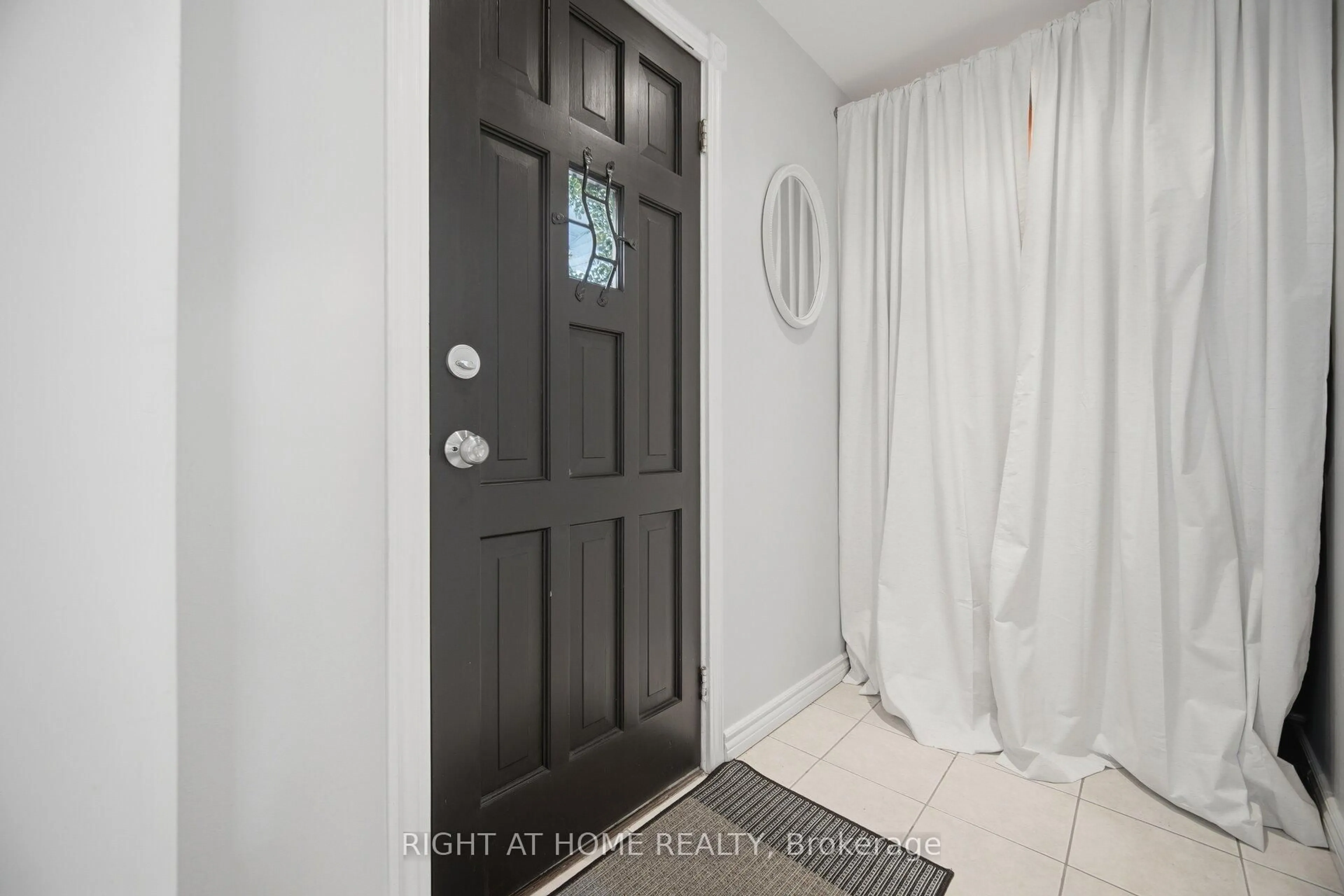Indoor entryway for 18 Vanbrugh Ave, Toronto Ontario M1N 3S9