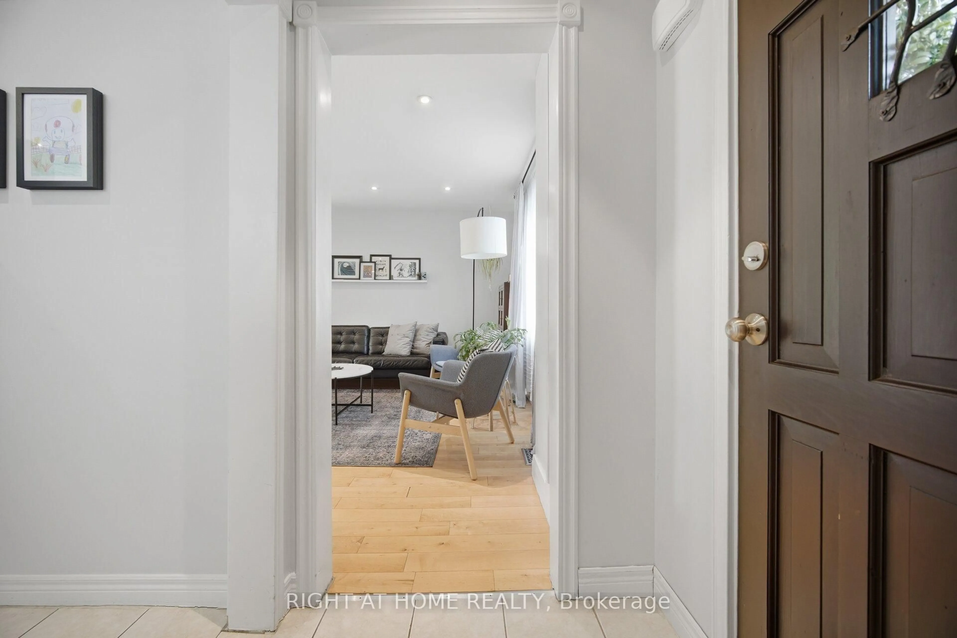 Indoor entryway for 18 Vanbrugh Ave, Toronto Ontario M1N 3S9