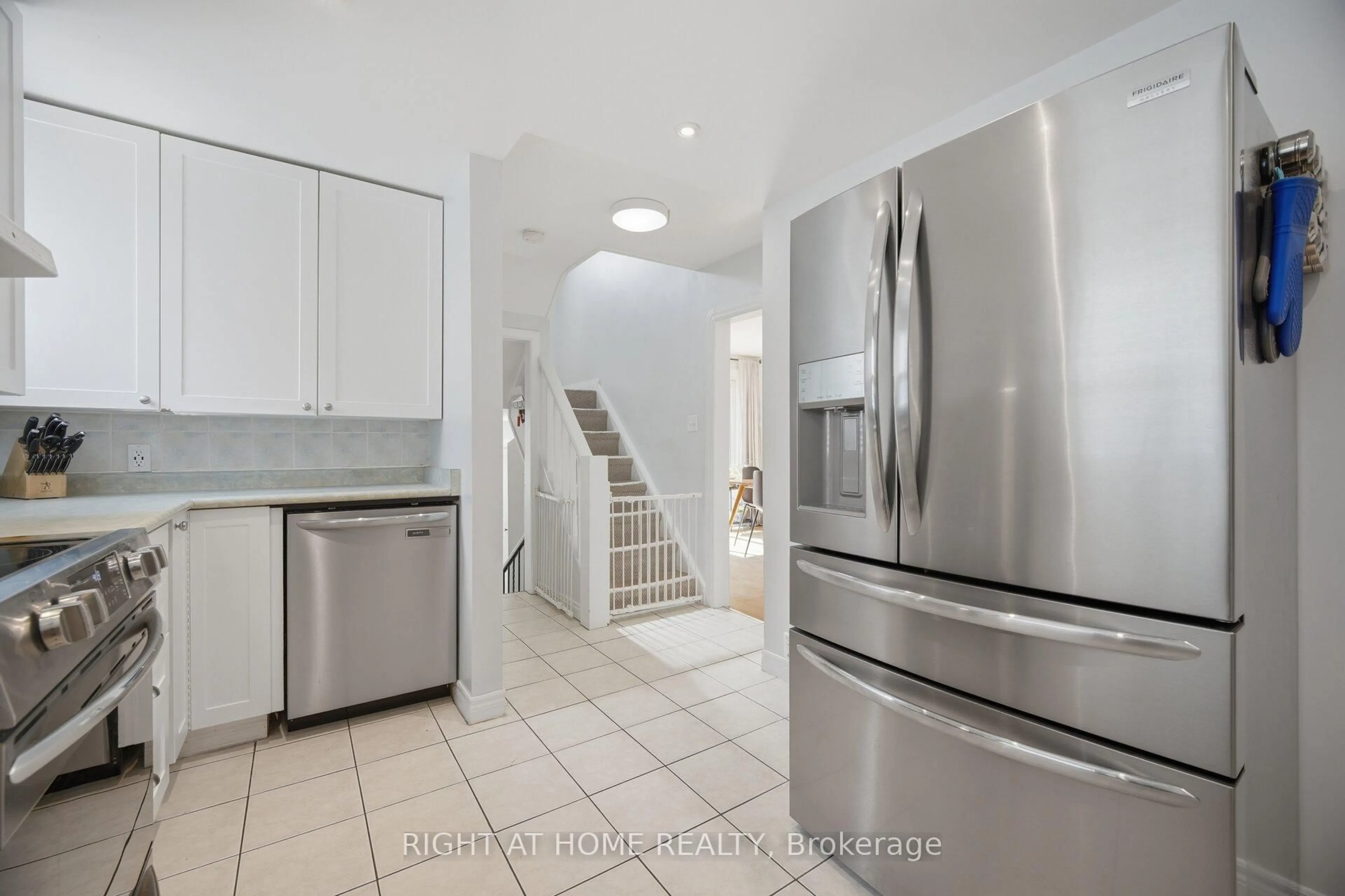 Unknown for 18 Vanbrugh Ave, Toronto Ontario M1N 3S9
