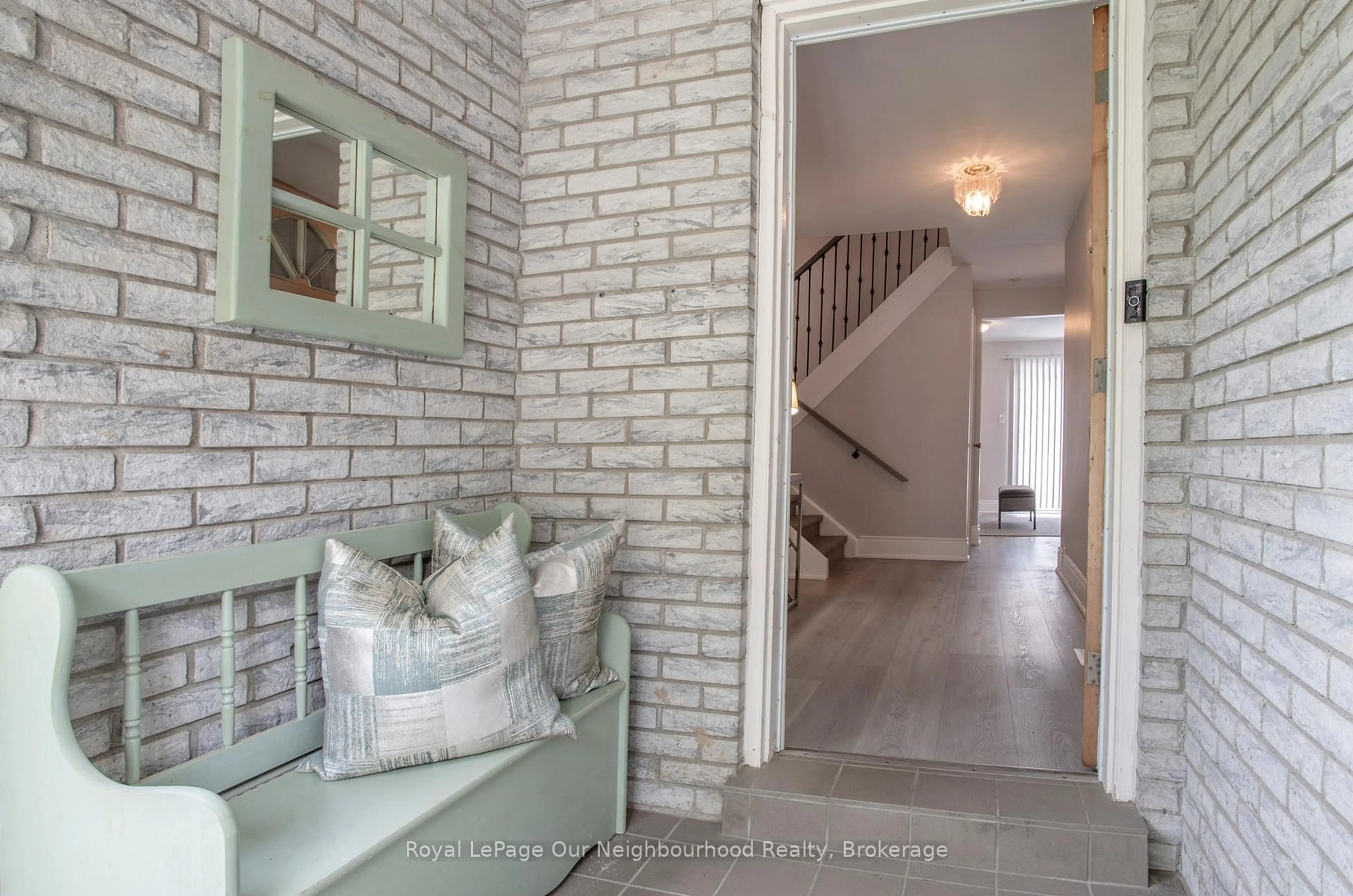 Indoor entryway for 708 Waverly St, Oshawa Ontario L1J 6C3