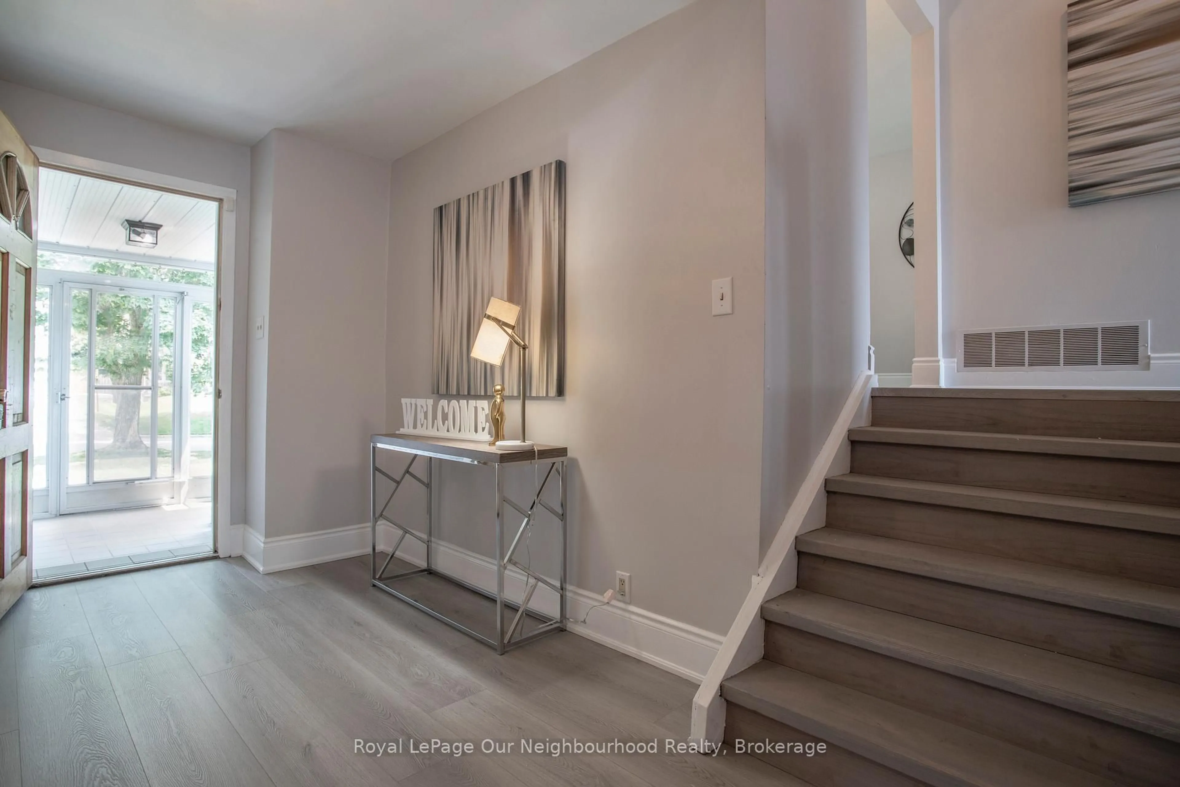 Indoor entryway for 708 Waverly St, Oshawa Ontario L1J 6C3